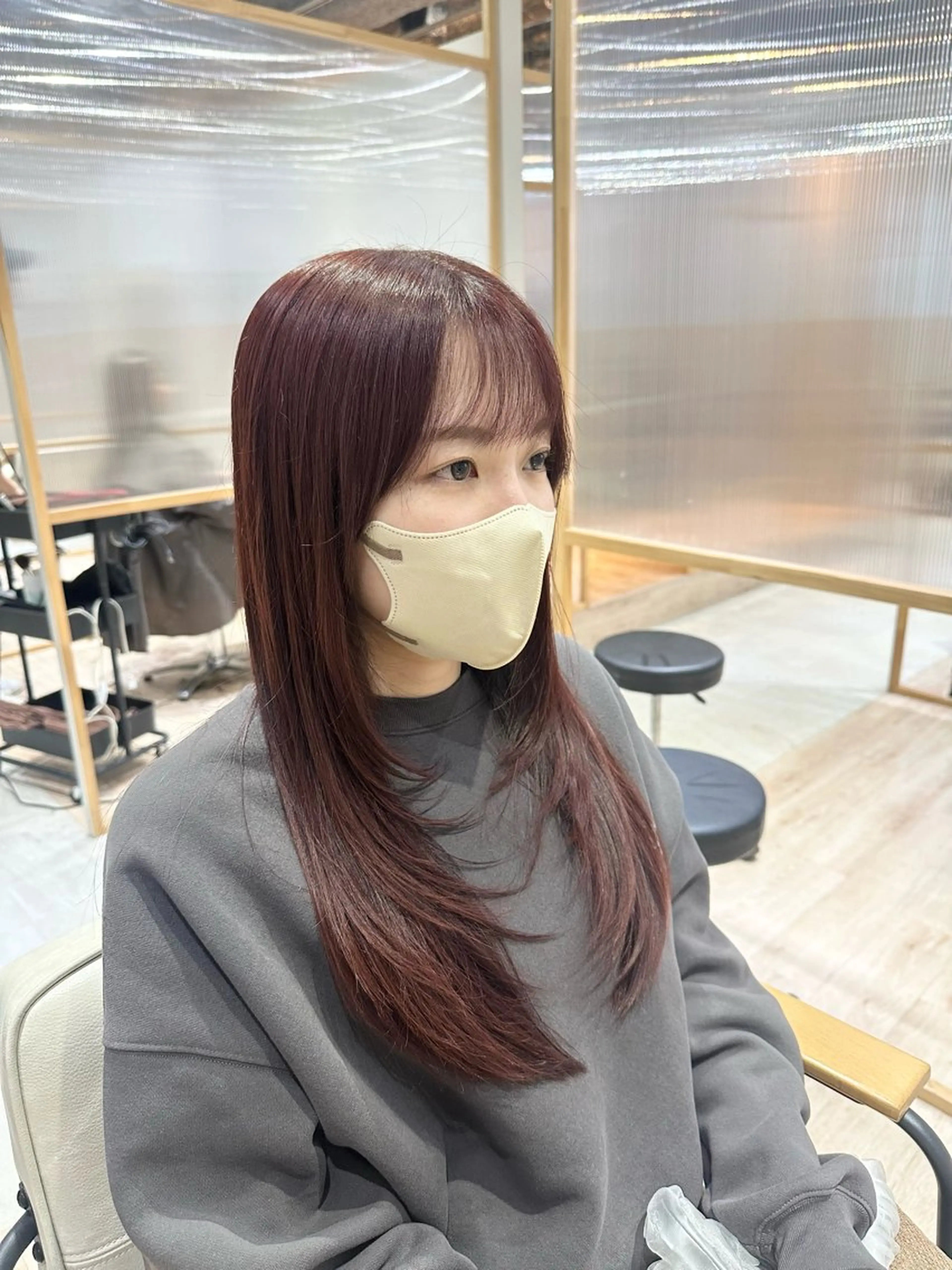 ロング カラー ロングレイヤー レッドカラー レイヤーカット ロング カット ヘアカラー トリートメント 中村 友莉夏のヘアスタイル