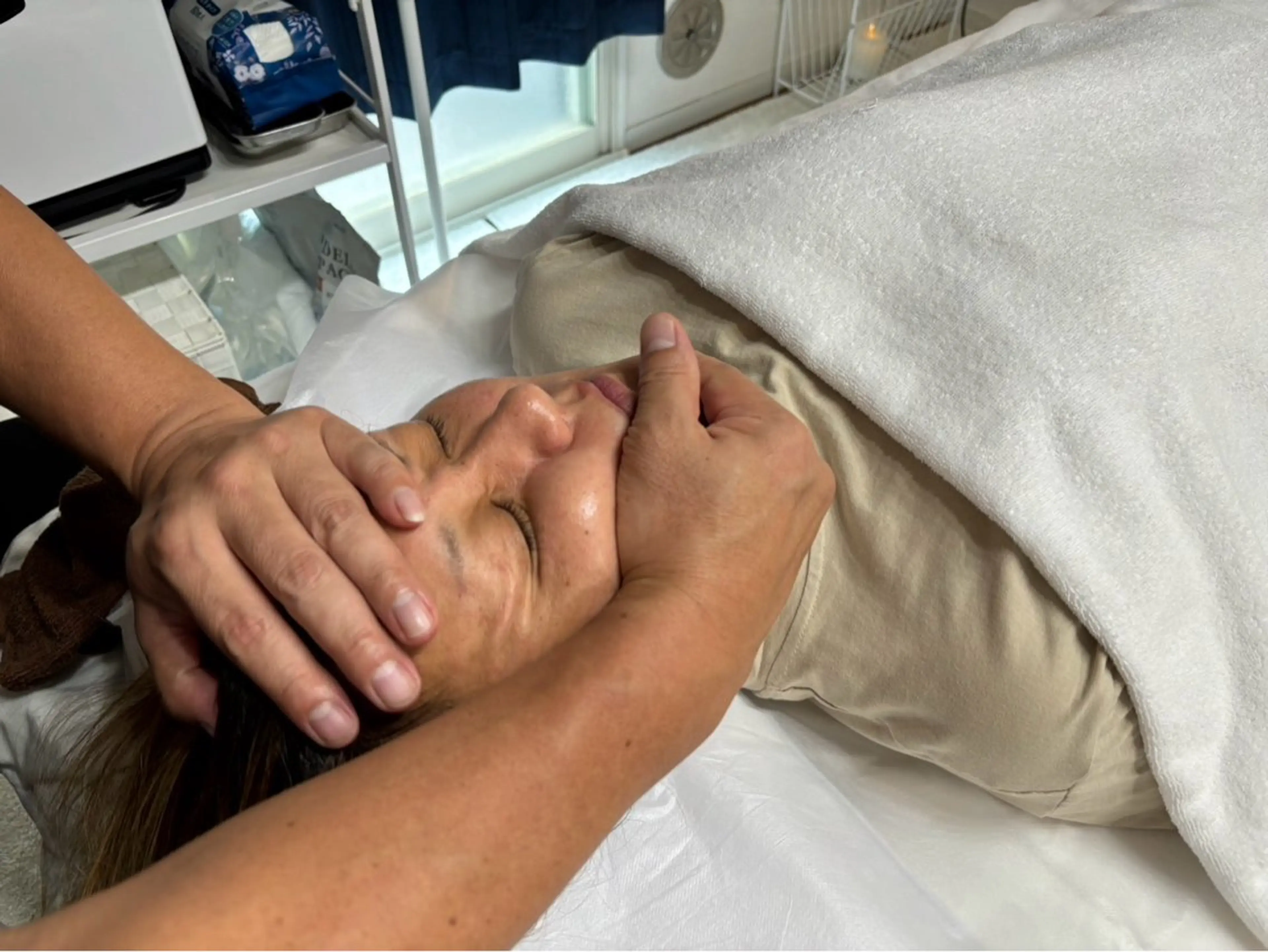 小顔矯正マッサージ90分 通常の小顔矯正マッサージ60分➕首、肩、デコルテ、肩甲骨までほぐすスッキリコースですの写真