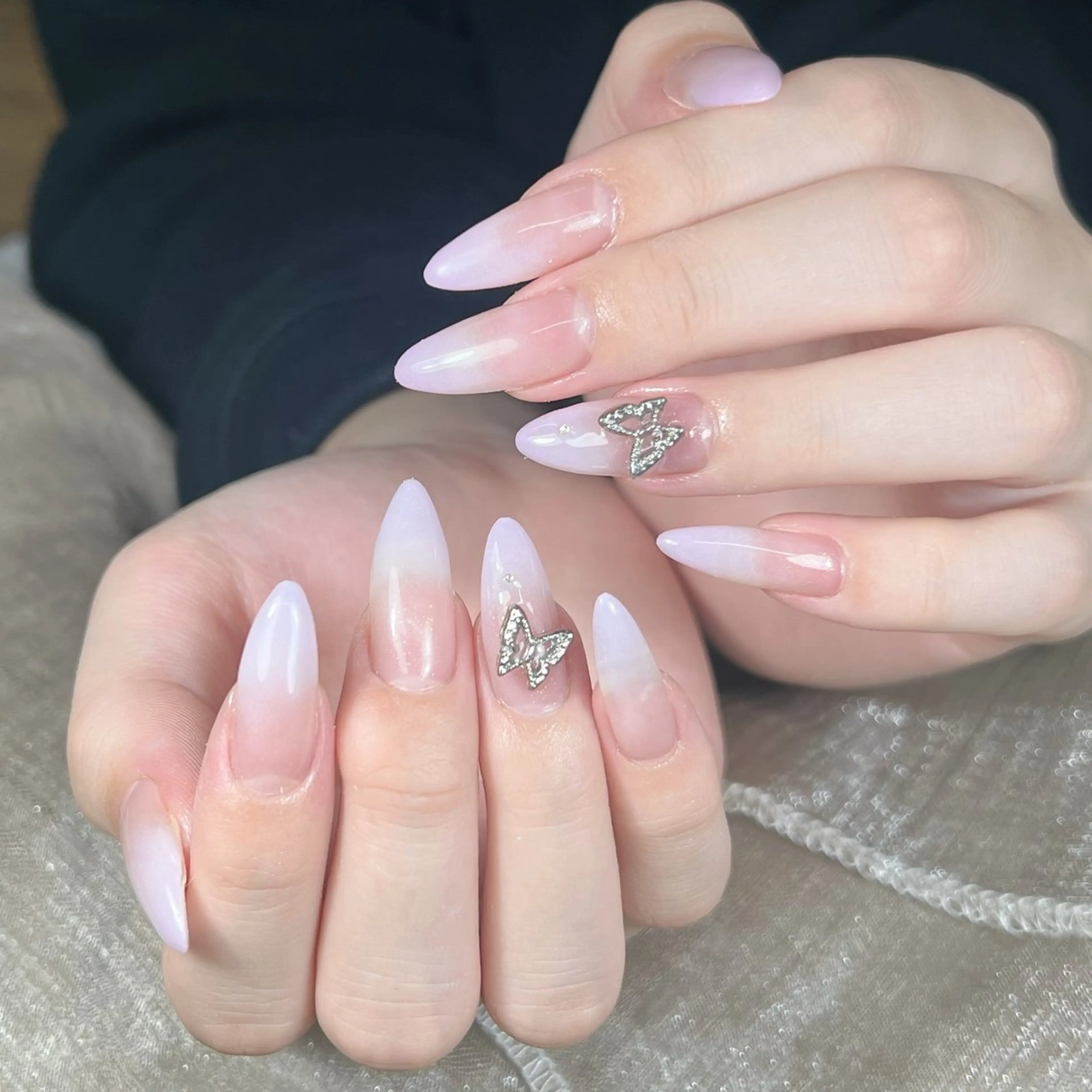 ネイル オーロラネイル ブルー チークネイル フレンチネイル グラデーション RIN NAILS ᥫ᭡Migusaのネイルデザイン