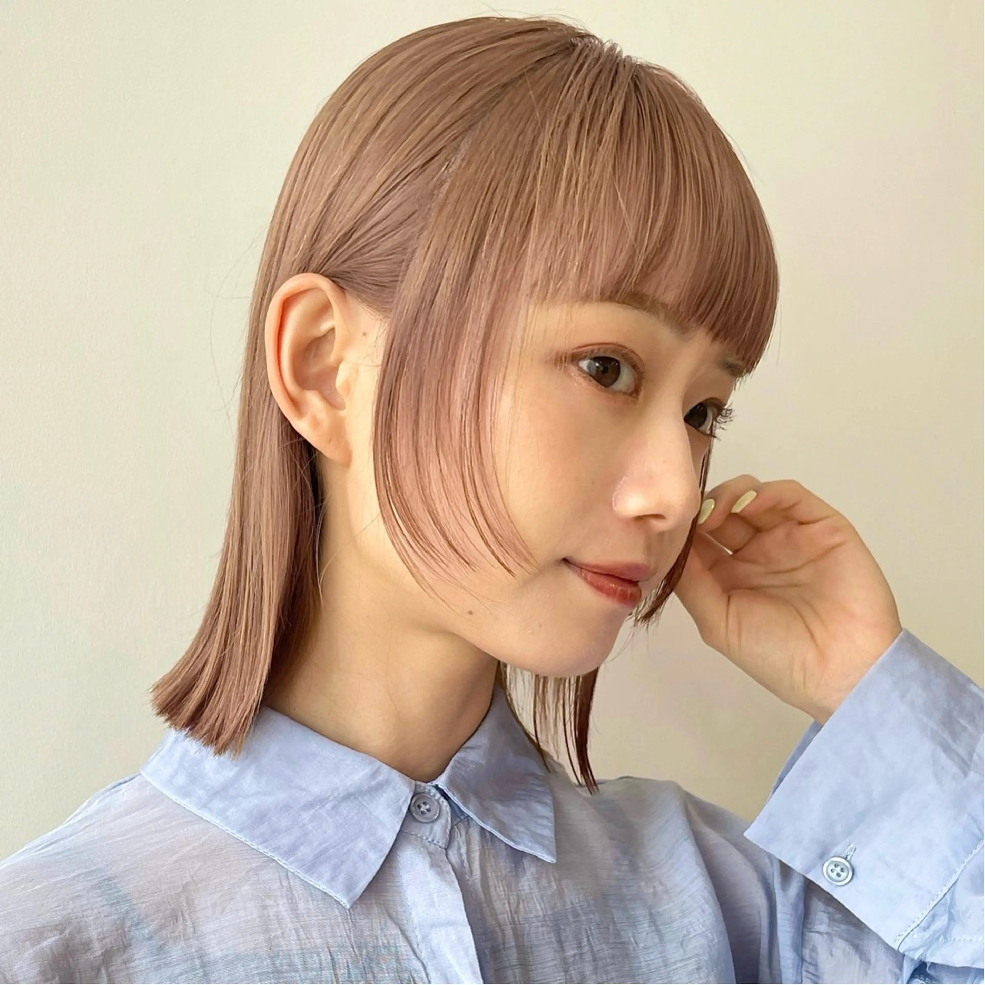 ショート カラー ベージュカラー ブリーチ ミルクティーベージュ ピンクカラー 顔まわり🥨レイヤー /透明感/水口舞奈のヘアスタイル