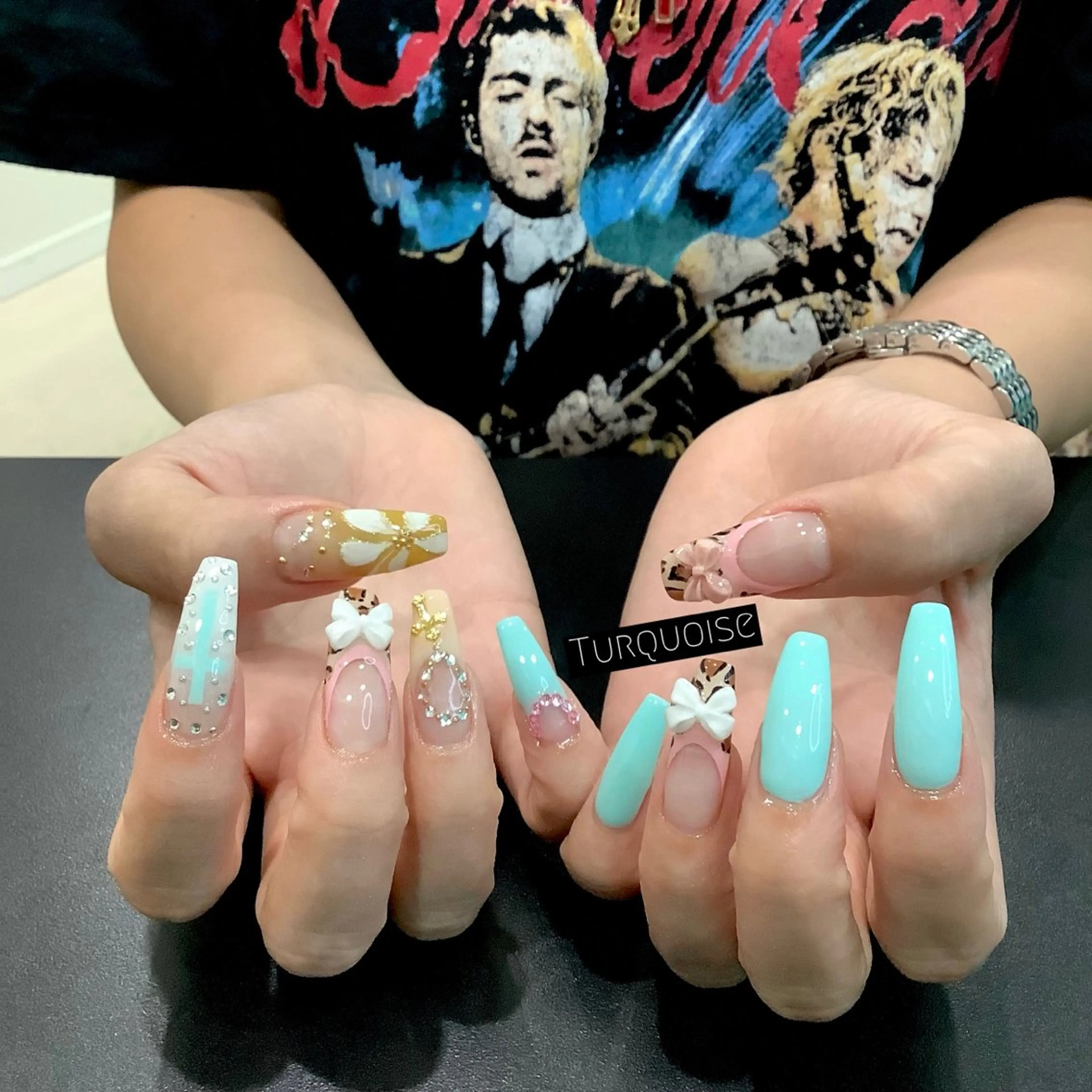 ネイル ハンドネイル 個性派ネイルサロン 💅🏼ターコイズのネイルデザイン