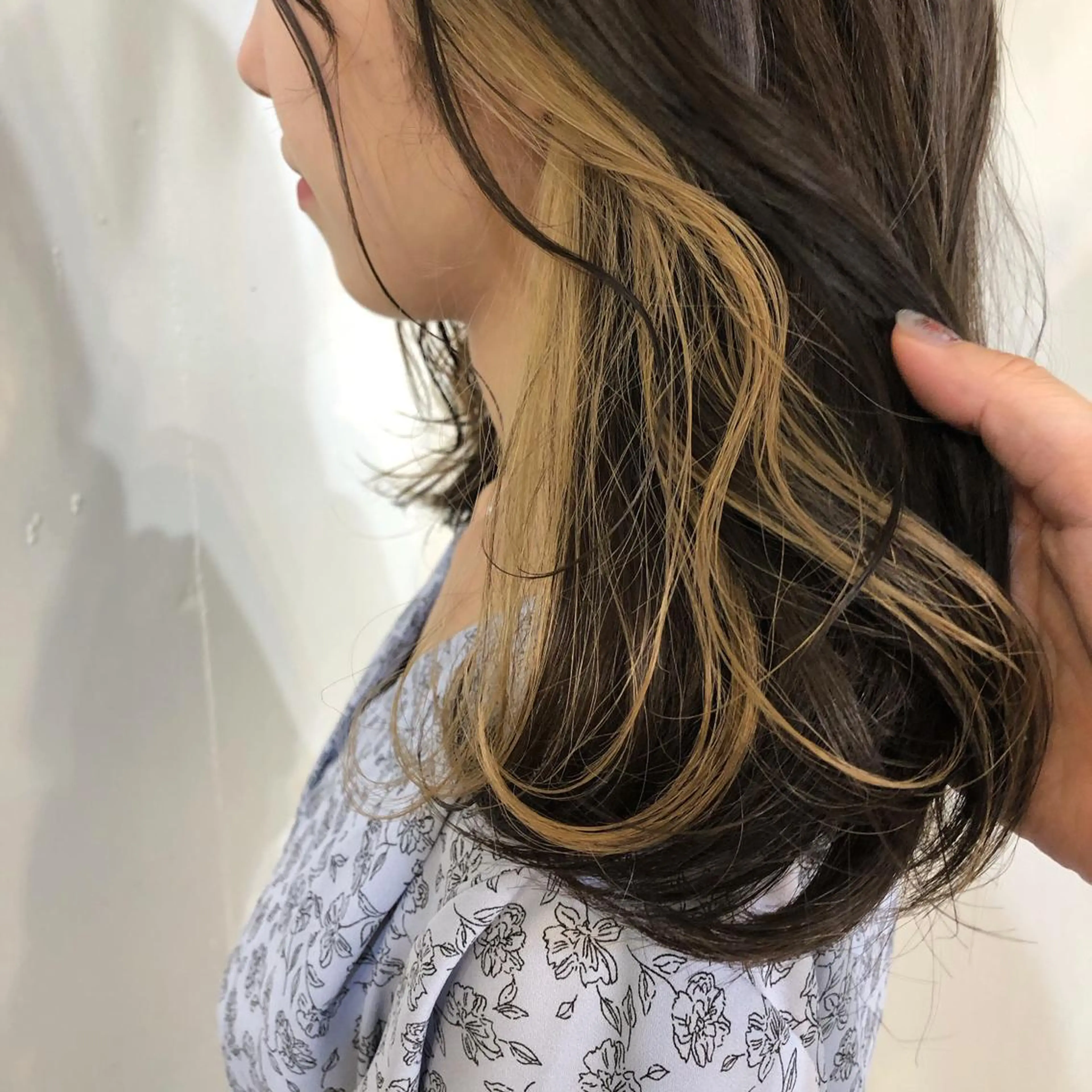 セミロング カラー ブリーチ イヤリングカラー ヘアカラー トリートメント kasumi/渋谷/ パーマのヘアスタイル