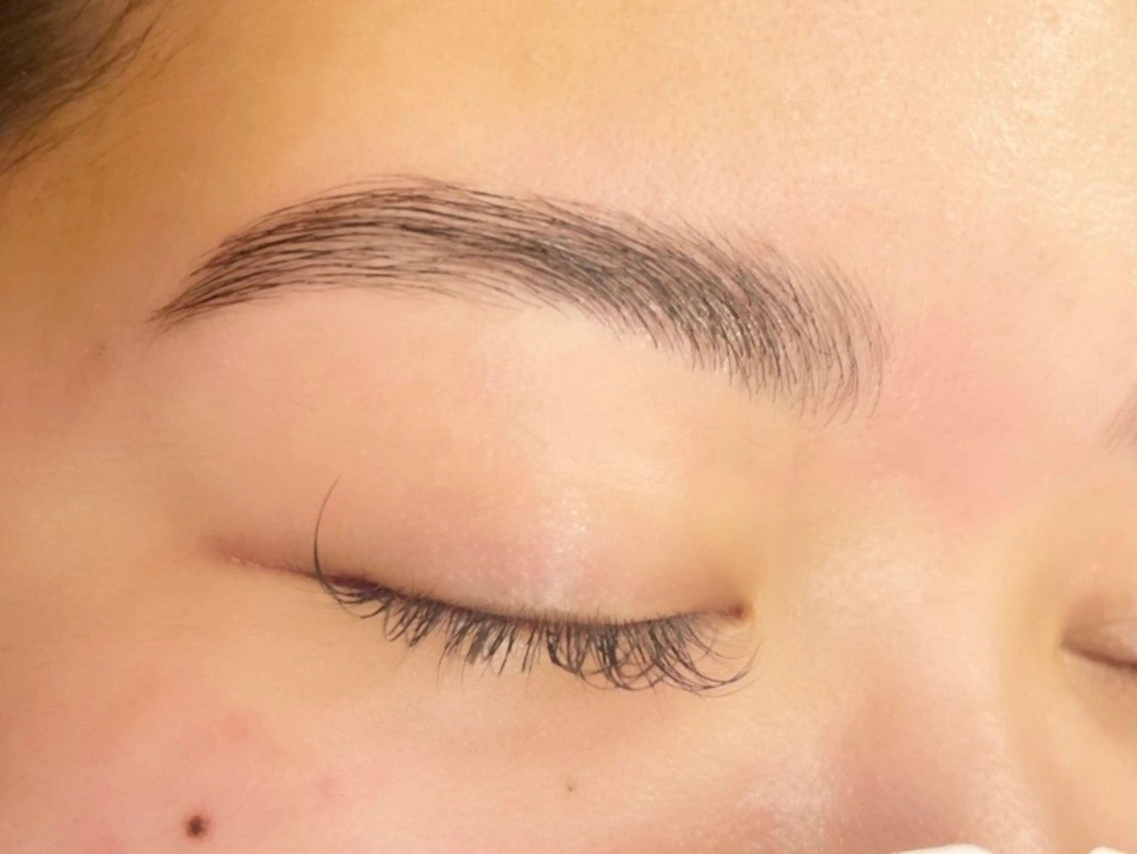 熟練アイリストの施術【ハリウッドブロウリフト風アイブロウパーマ🩷】→ 4/16限定!→¥1,980の写真