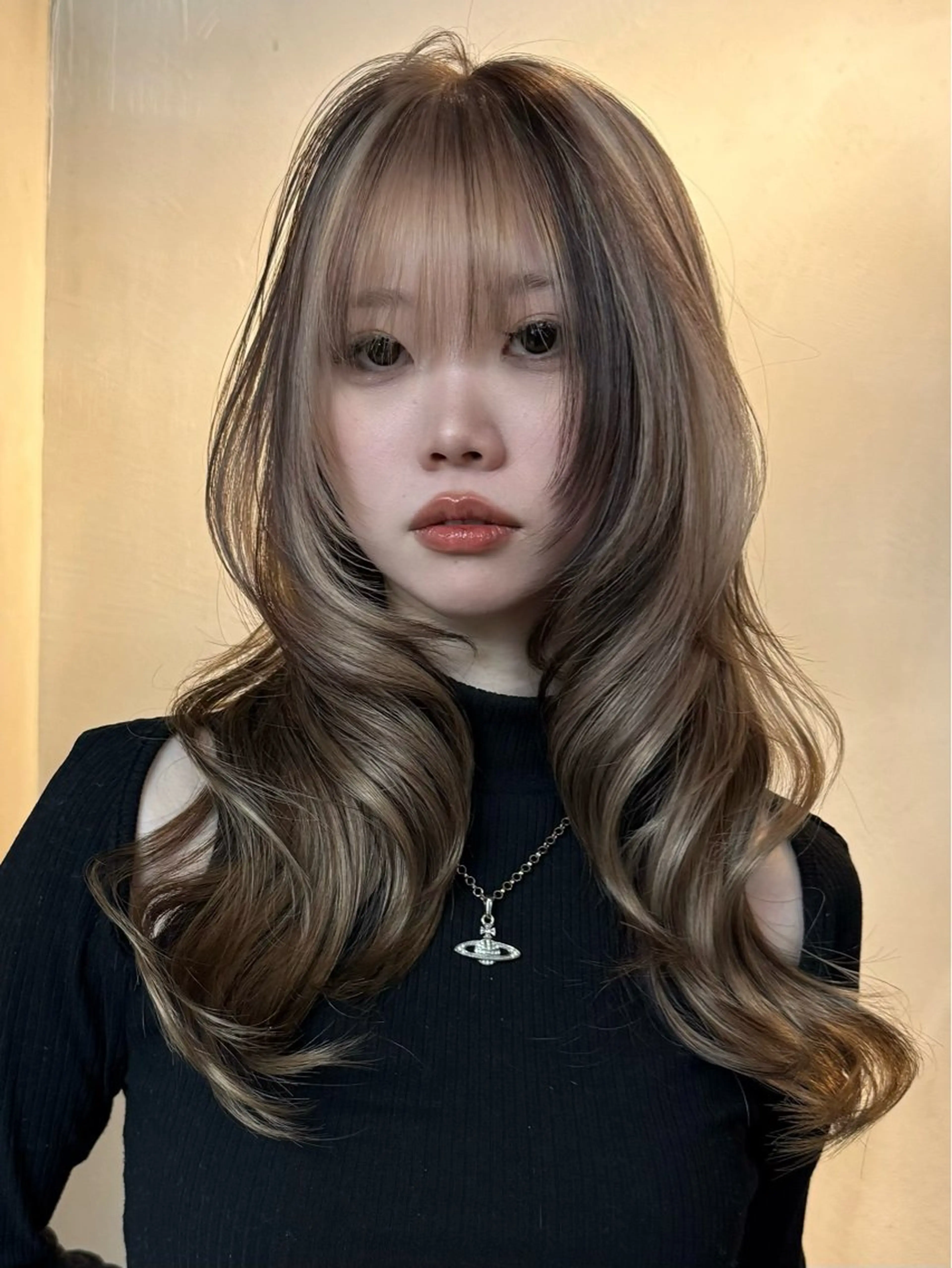 セミロング カラー アッシュ アッシュブラック ベージュカラー 黒髪 ブロンド イツク ⚡️ ルーツ/ハイトーンのヘアスタイル