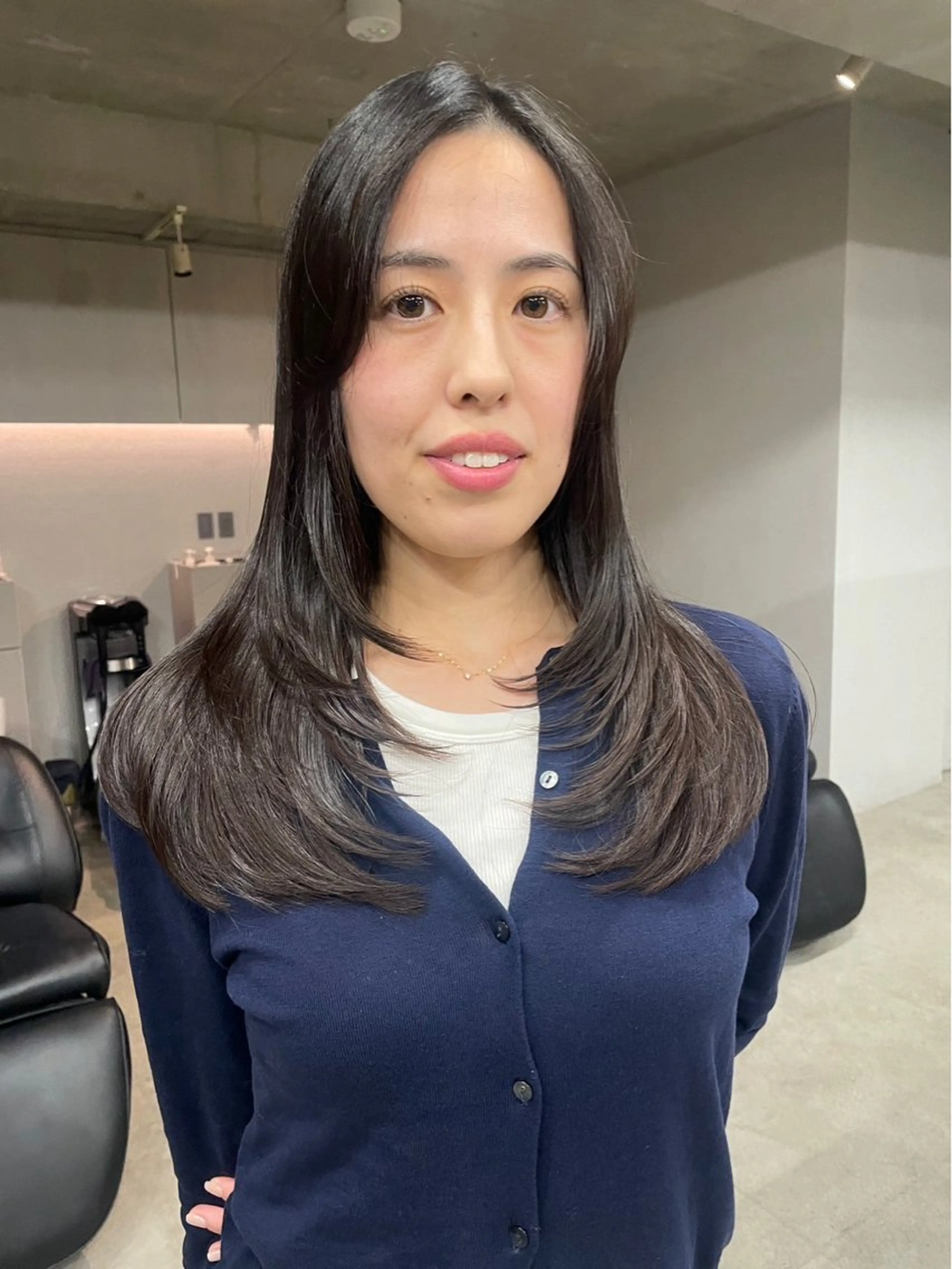 ロング カラー 曲がる縮毛矯正 センターパートのヘアスタイル