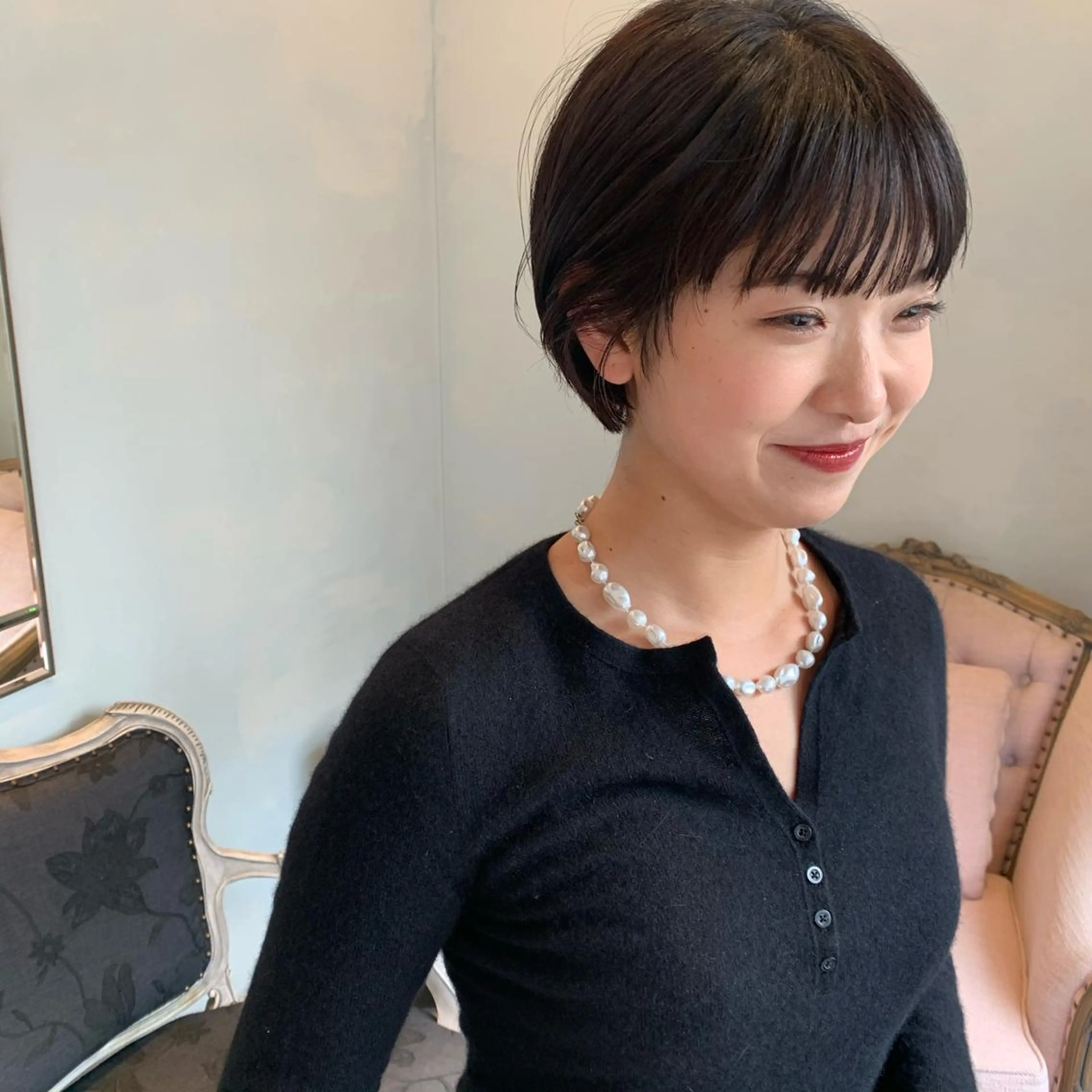 ショート SAKINO． ベージュカラーのヘアスタイル