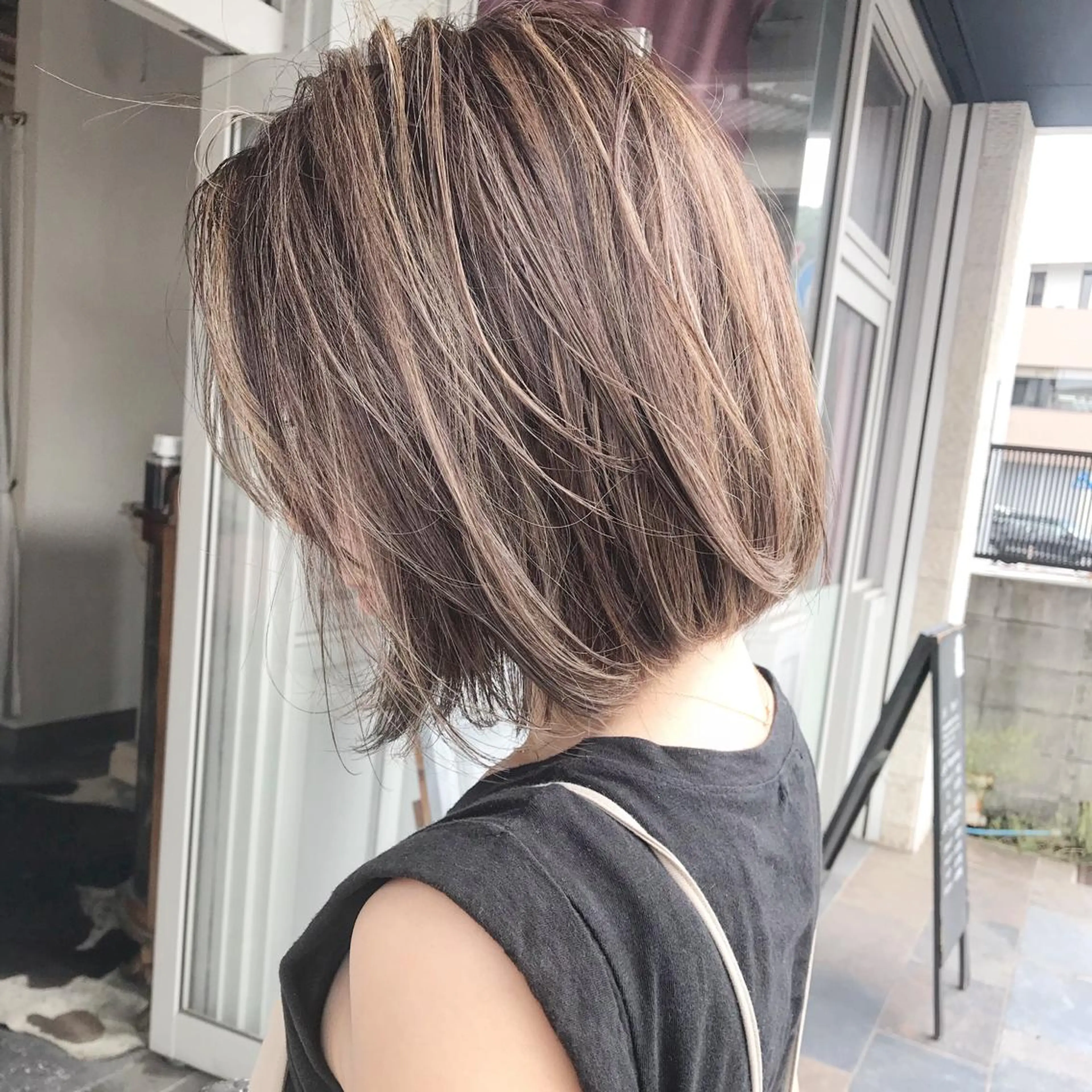 ミディアム カラー ヘアアレンジ お団子ヘア 切りっぱなしボブ バレイヤージュ デザインカラー グラデーションカラー Mariana/ 鶴原-ハイライトのヘアスタイル