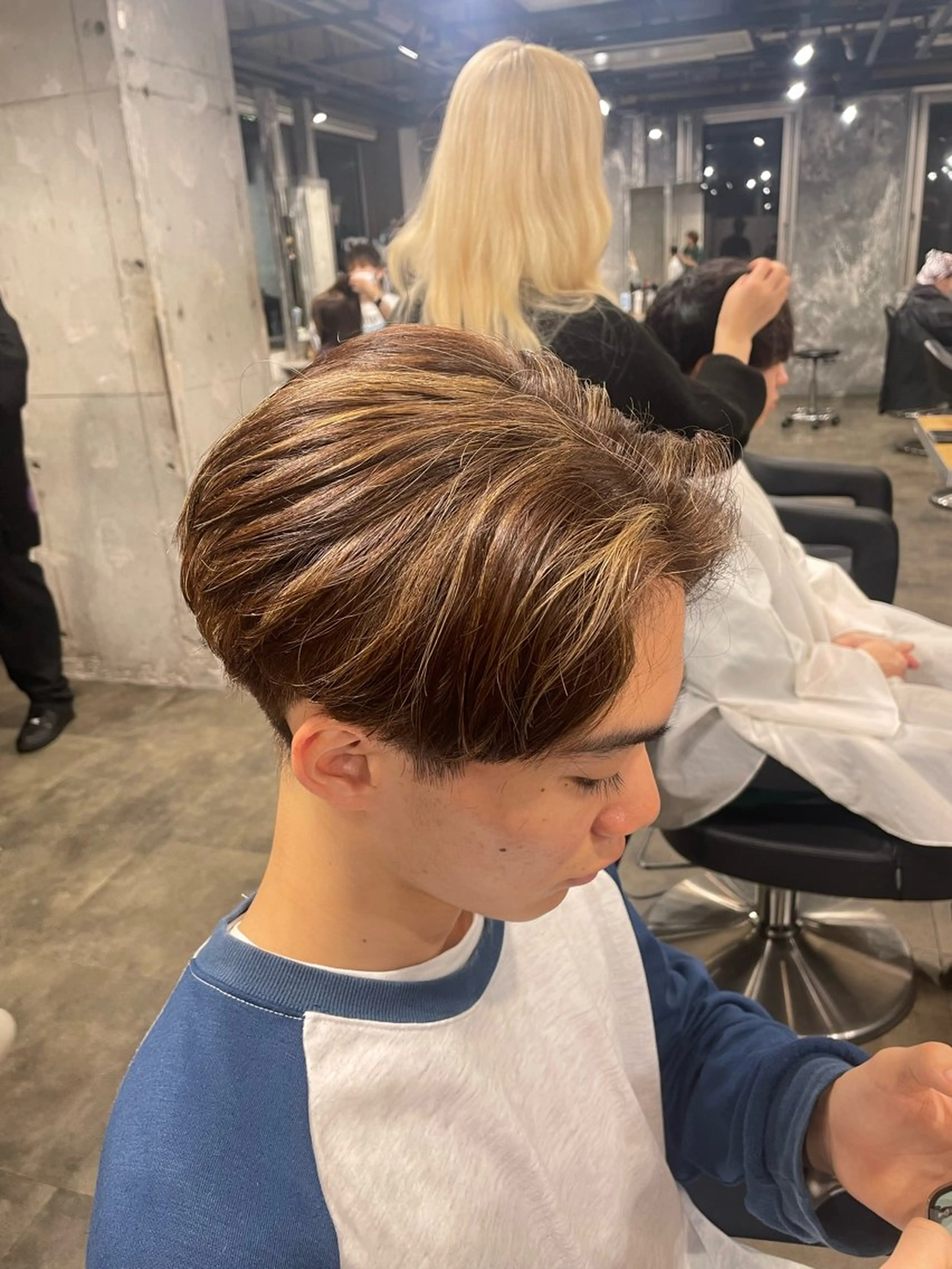 メンズ メンズバレイヤージュ メンズブリーチ メンズハイライト メンズハイトーン カット ヘアカラー メンズ特化美容師 💠チナツのヘアスタイル