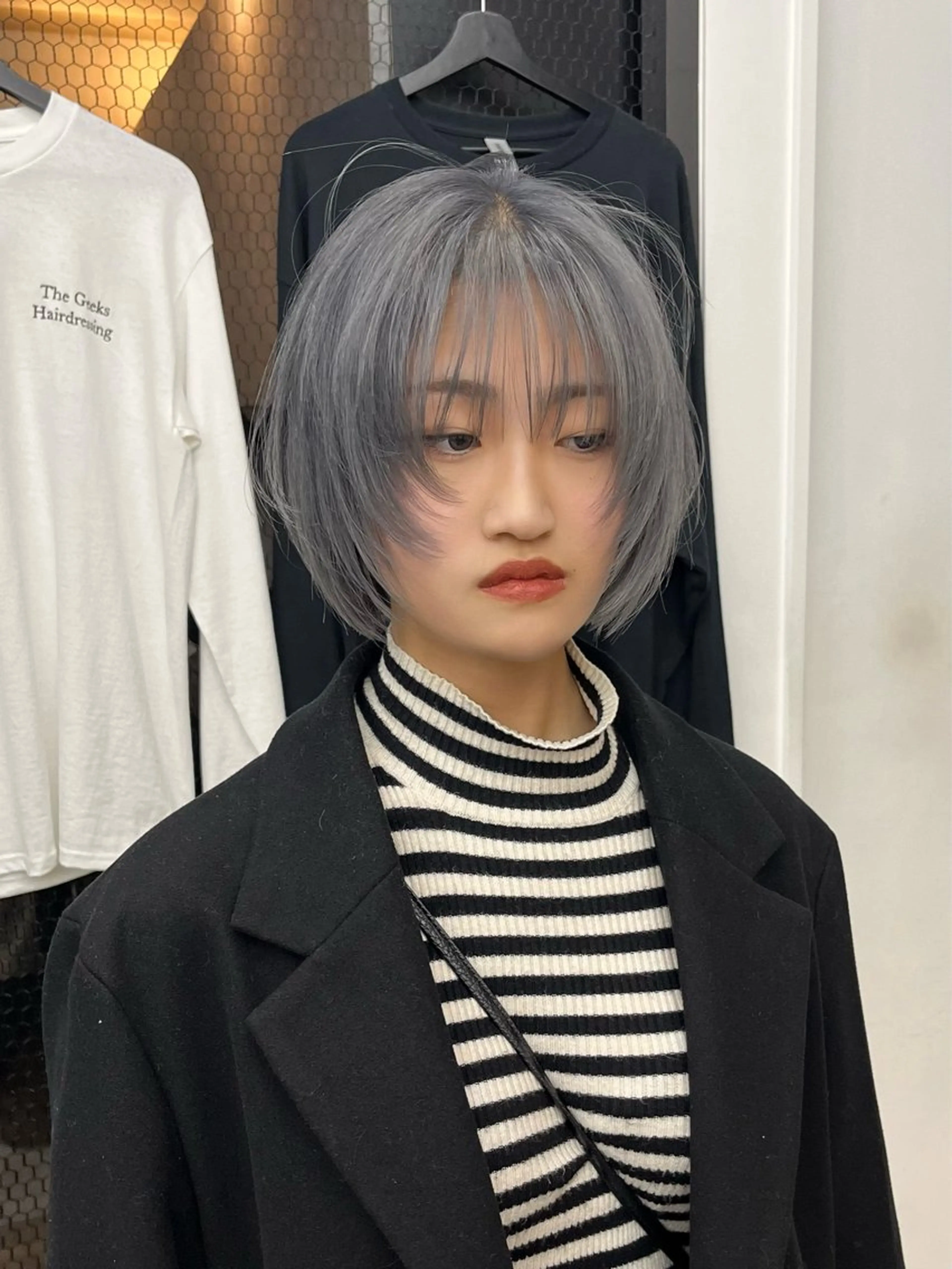 ミディアム カラー ボブレイヤー グレージュ ボブ 顔まわりレイヤー 顔周りカット イツク ⚡️ ルーツ/ハイトーンのヘアスタイル