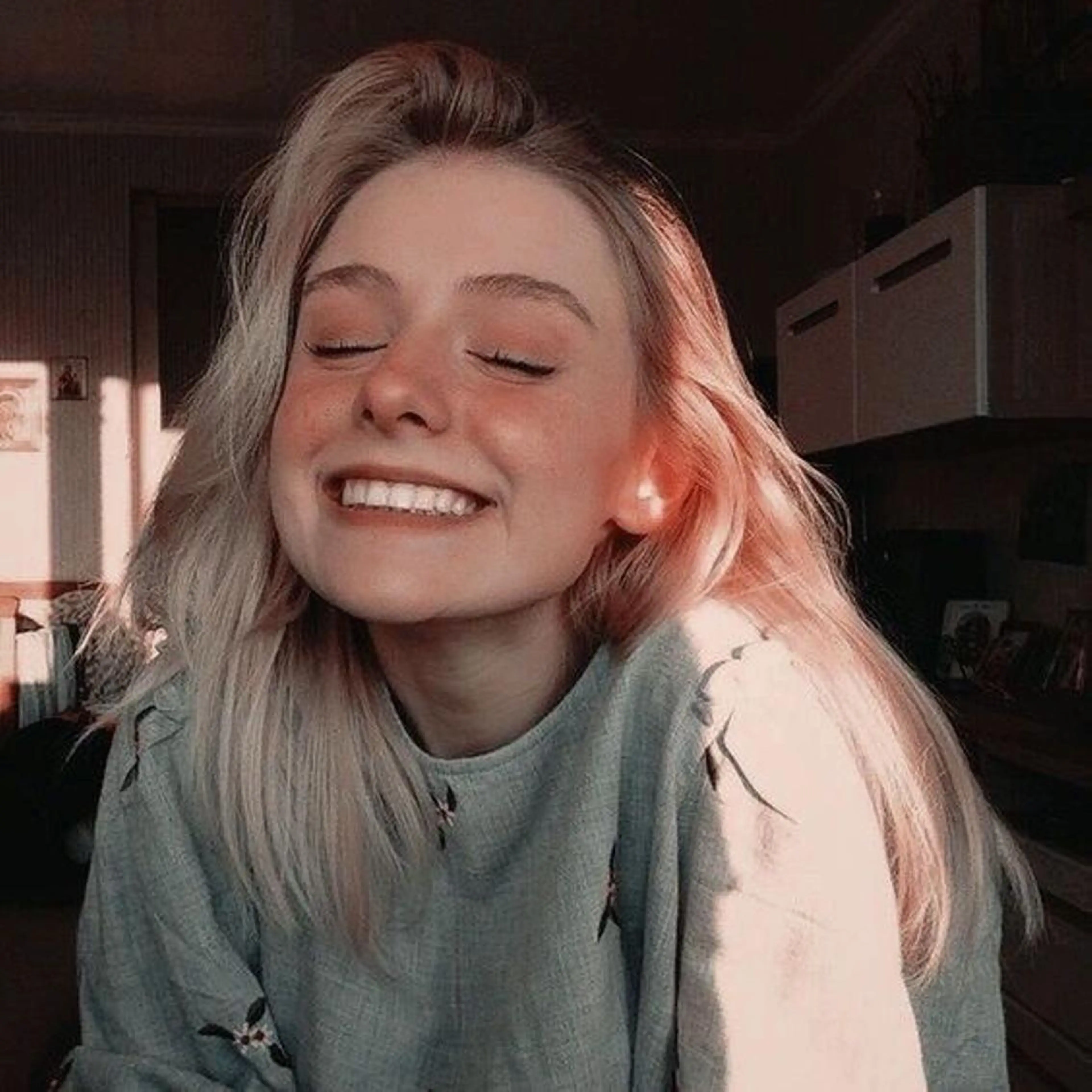 セミロング カラー ヘアカラー 相川 愛実のヘアスタイル