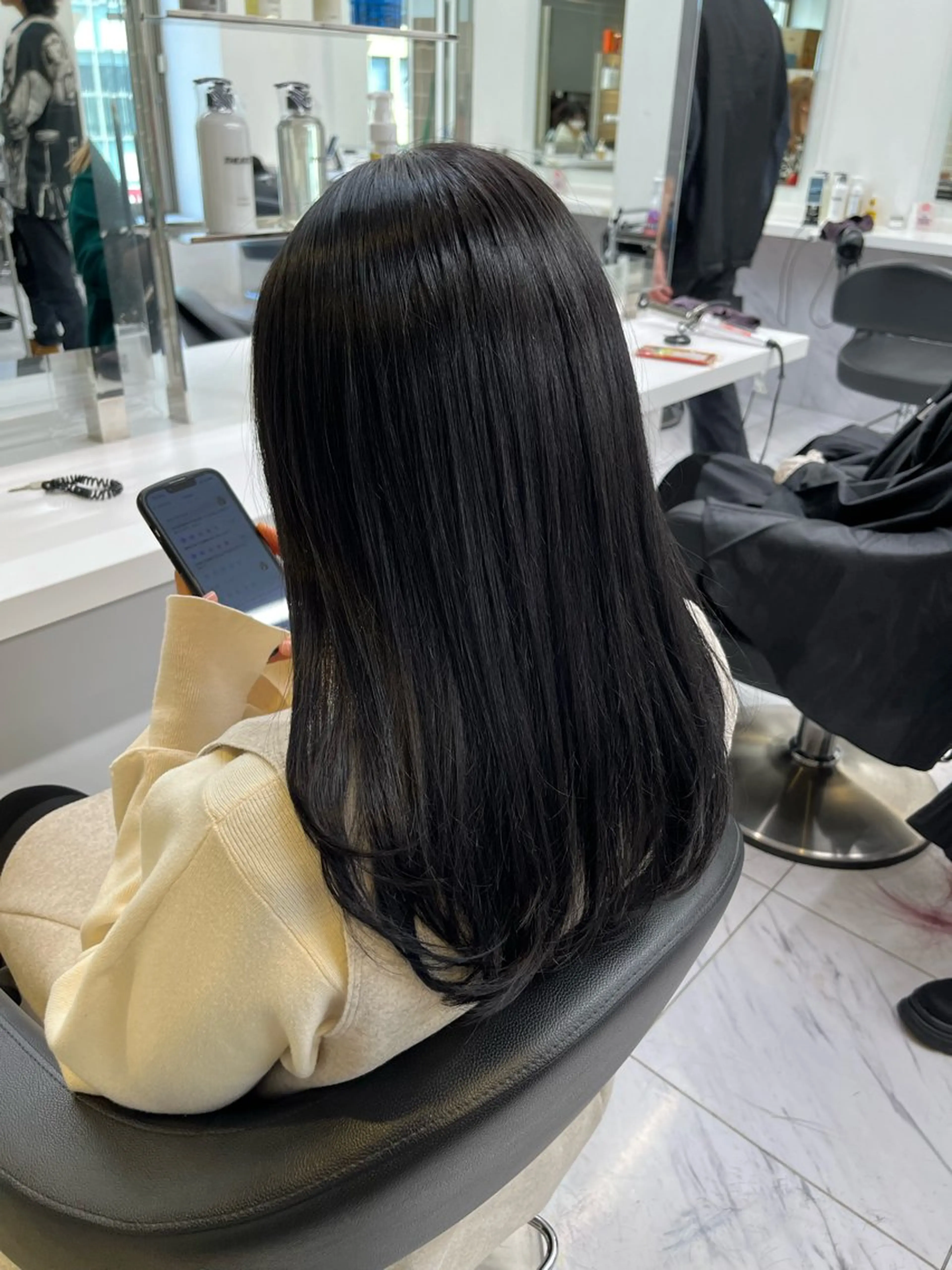 セミロング 寒色＆ブリーチ特化 寒色MiOのヘアスタイル