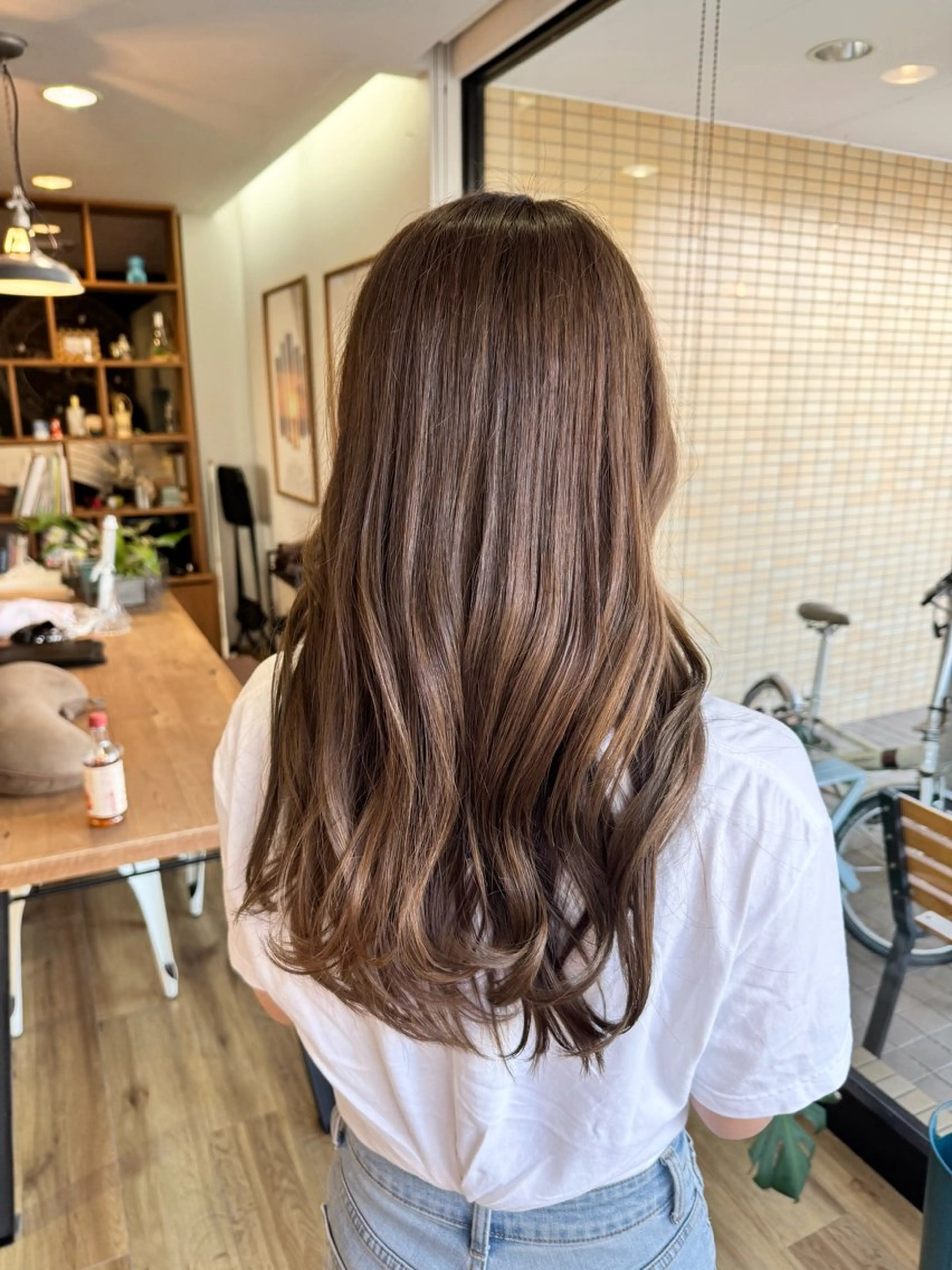 ロング カラー グレージュ オリーブグレージュ オリーブグレー ヘアカラー トリートメント ツキダテ ユイのヘアスタイル