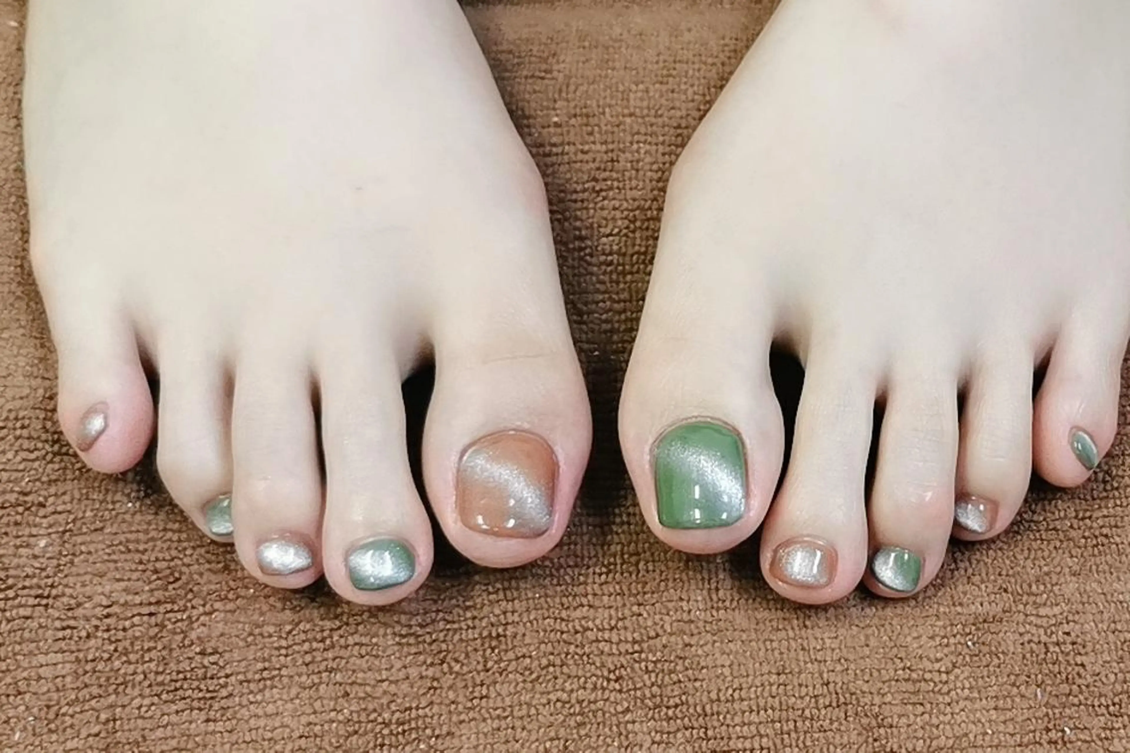 （フット)キャツアイ・ミラ・マグﾈｯﾄネイル ・フレンチ(オフ無料)の写真