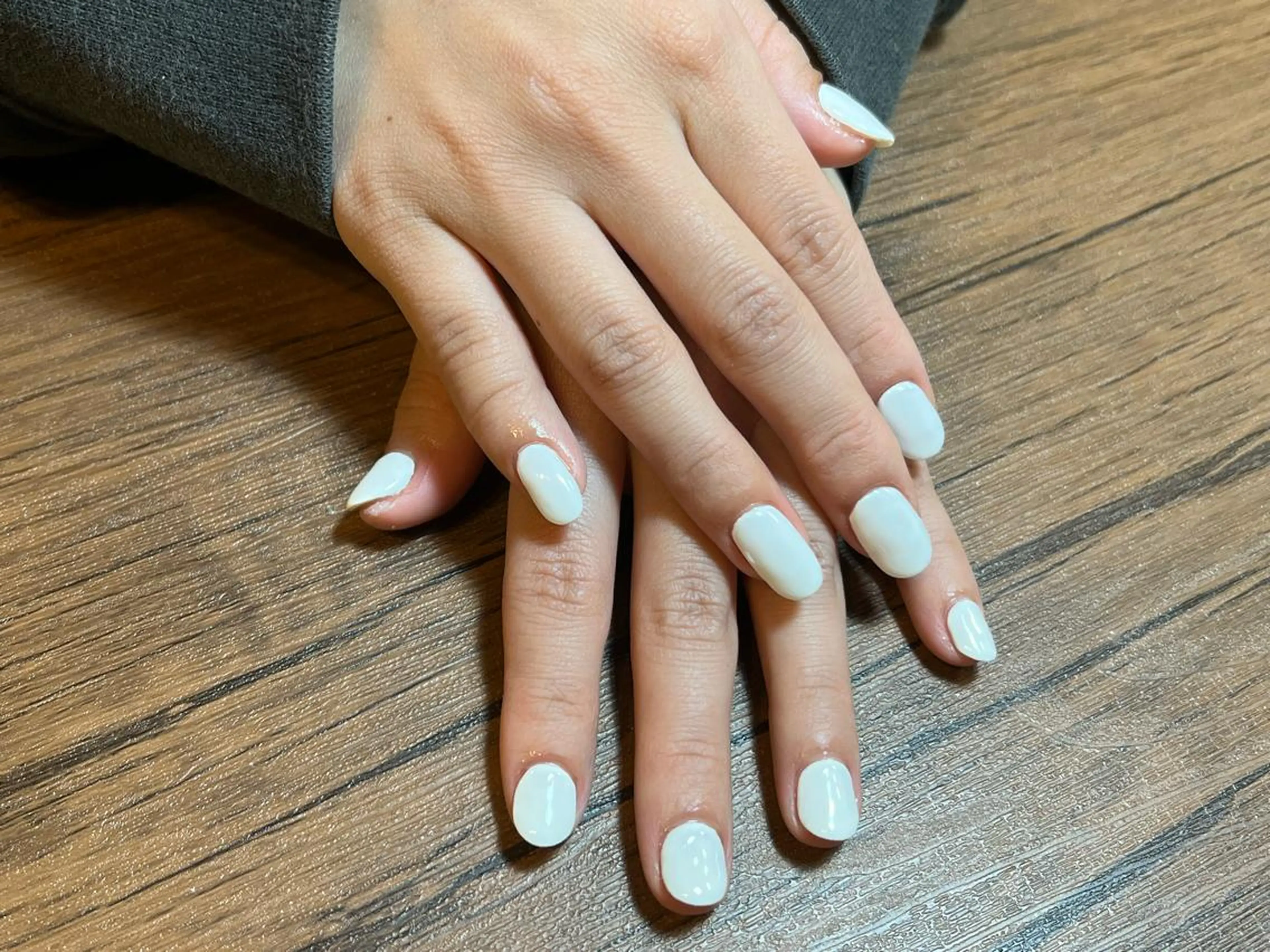 ネイル ワンカラーネイル ホワイト ハンドネイル HENRIETTA NAILSALONのネイルデザイン