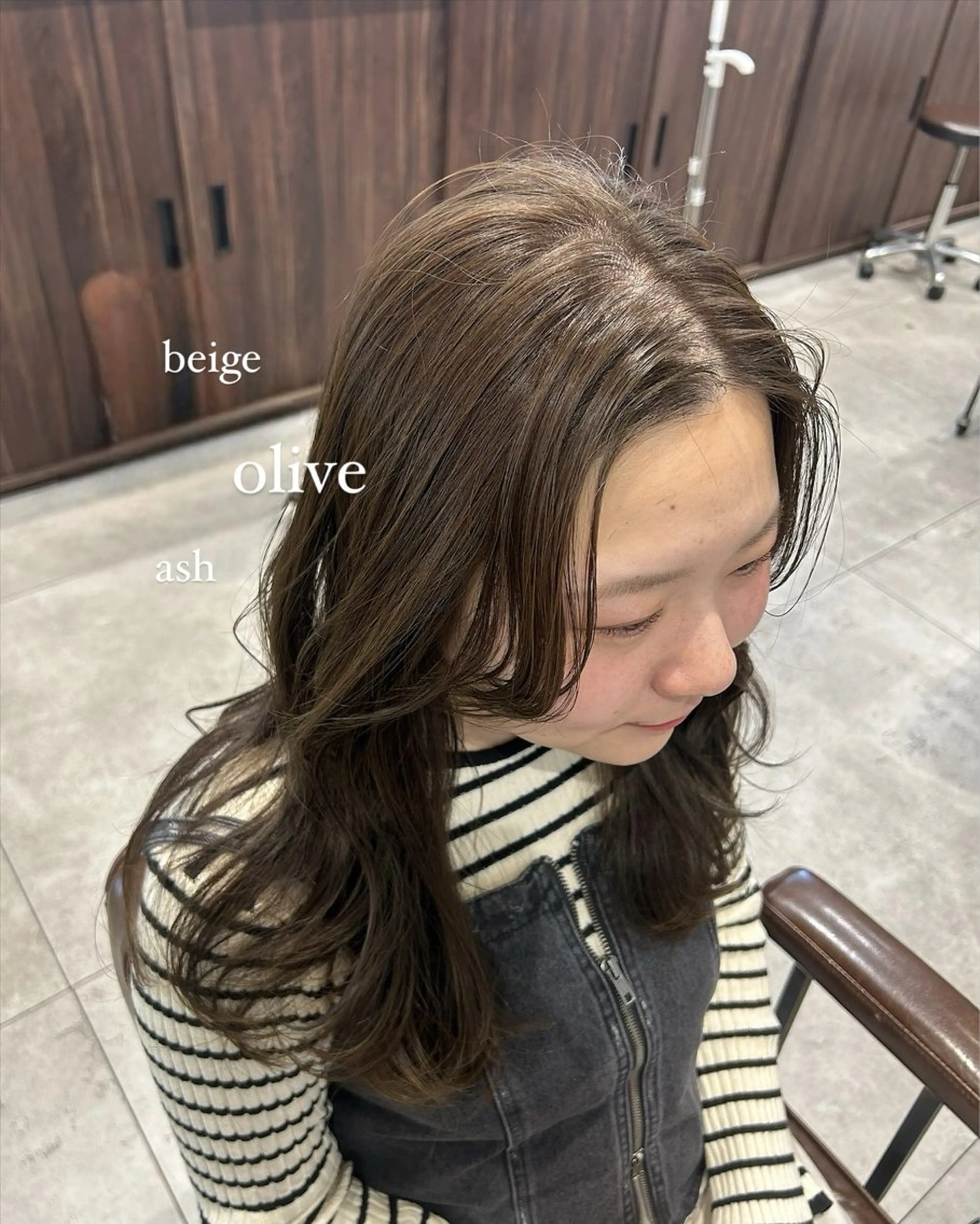 セミロング カラー オリーブベージュ/ ブリーチなし透明感のヘアスタイル