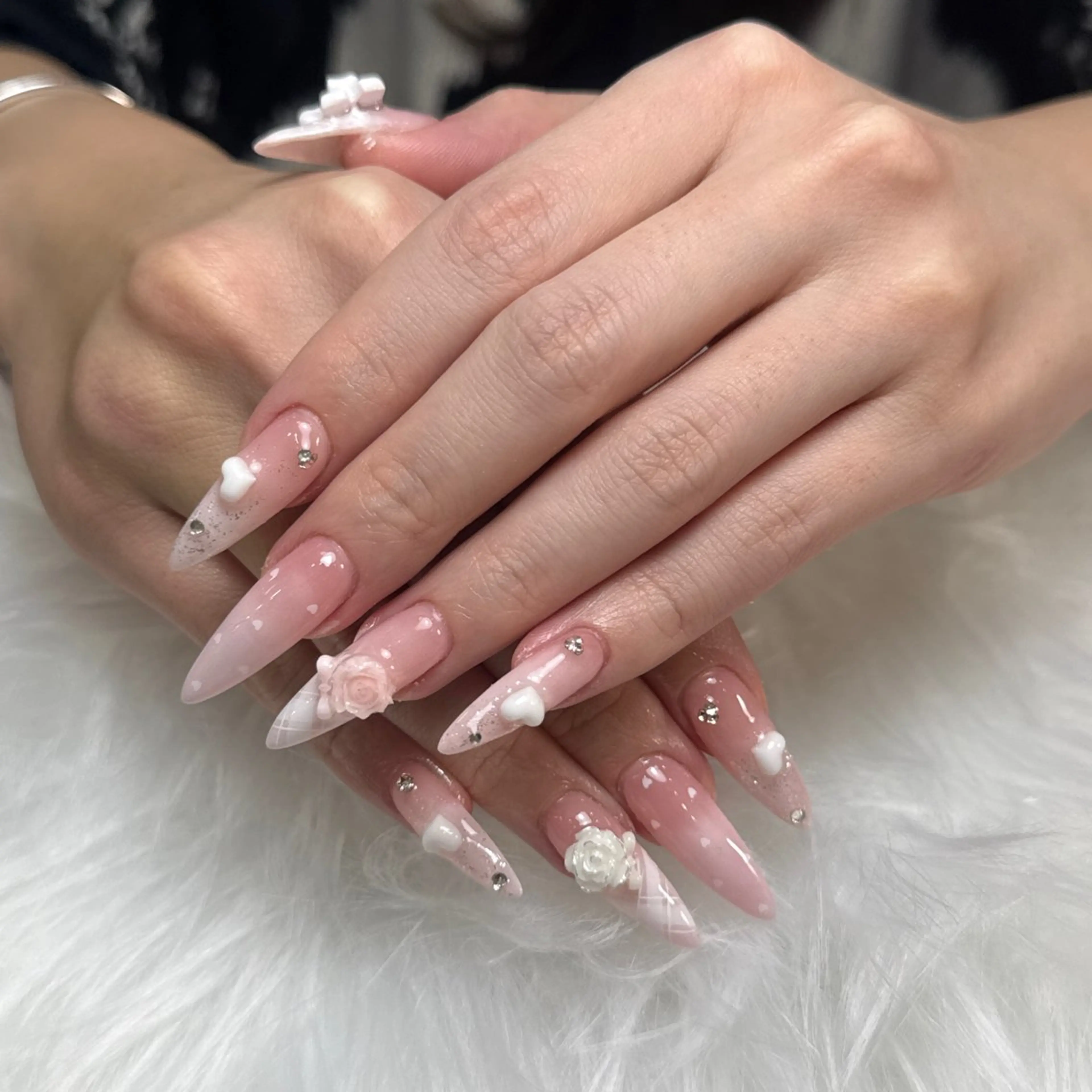 ネイル オーロラネイル 長さ出し フラッシュネイル フレンチネイル ジェルネイル Michi_Nails_Salon所属・Michi Nail Staffのネイルデザイン