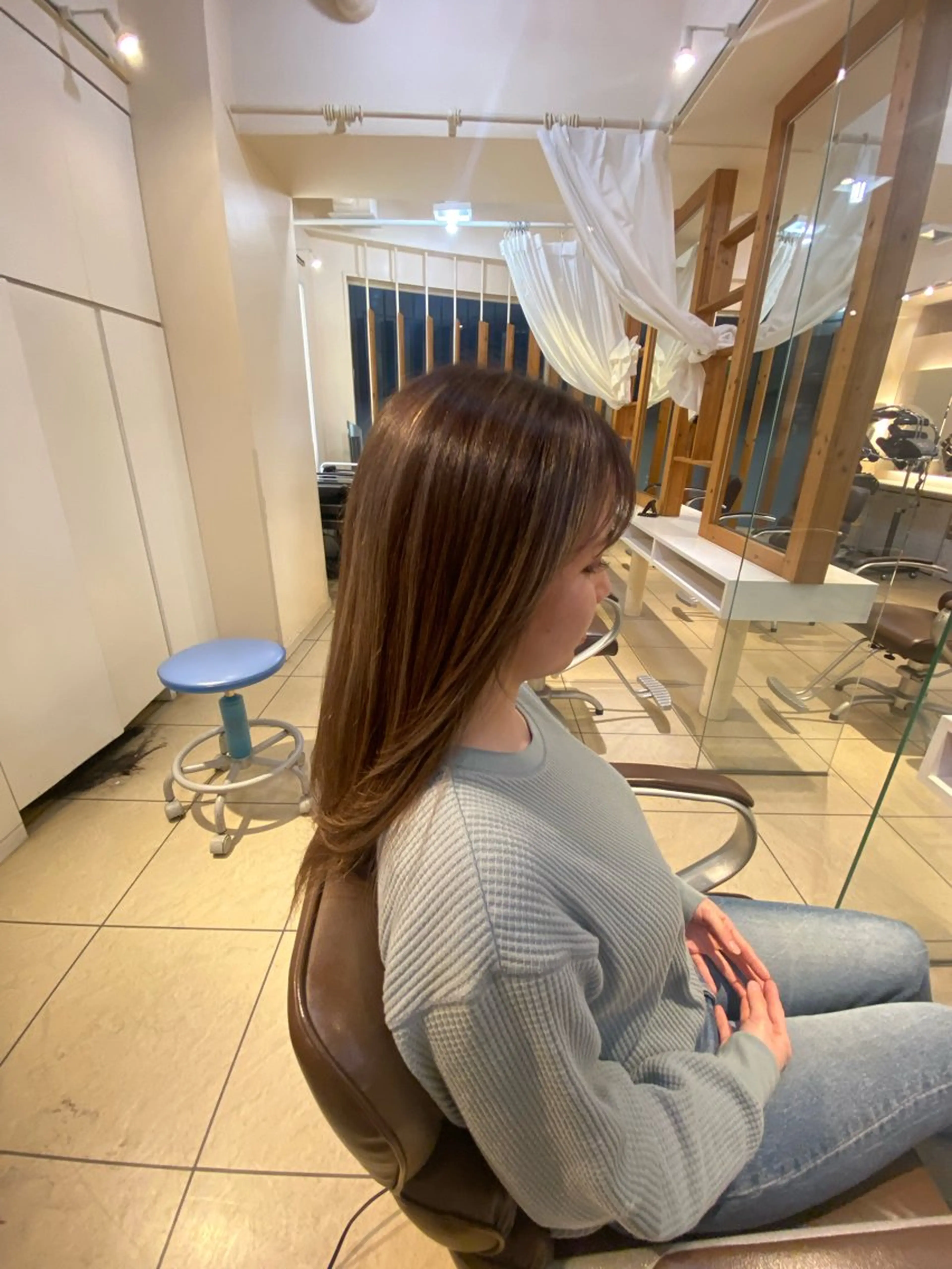 ロング ハイライト 青山 光のヘアスタイル