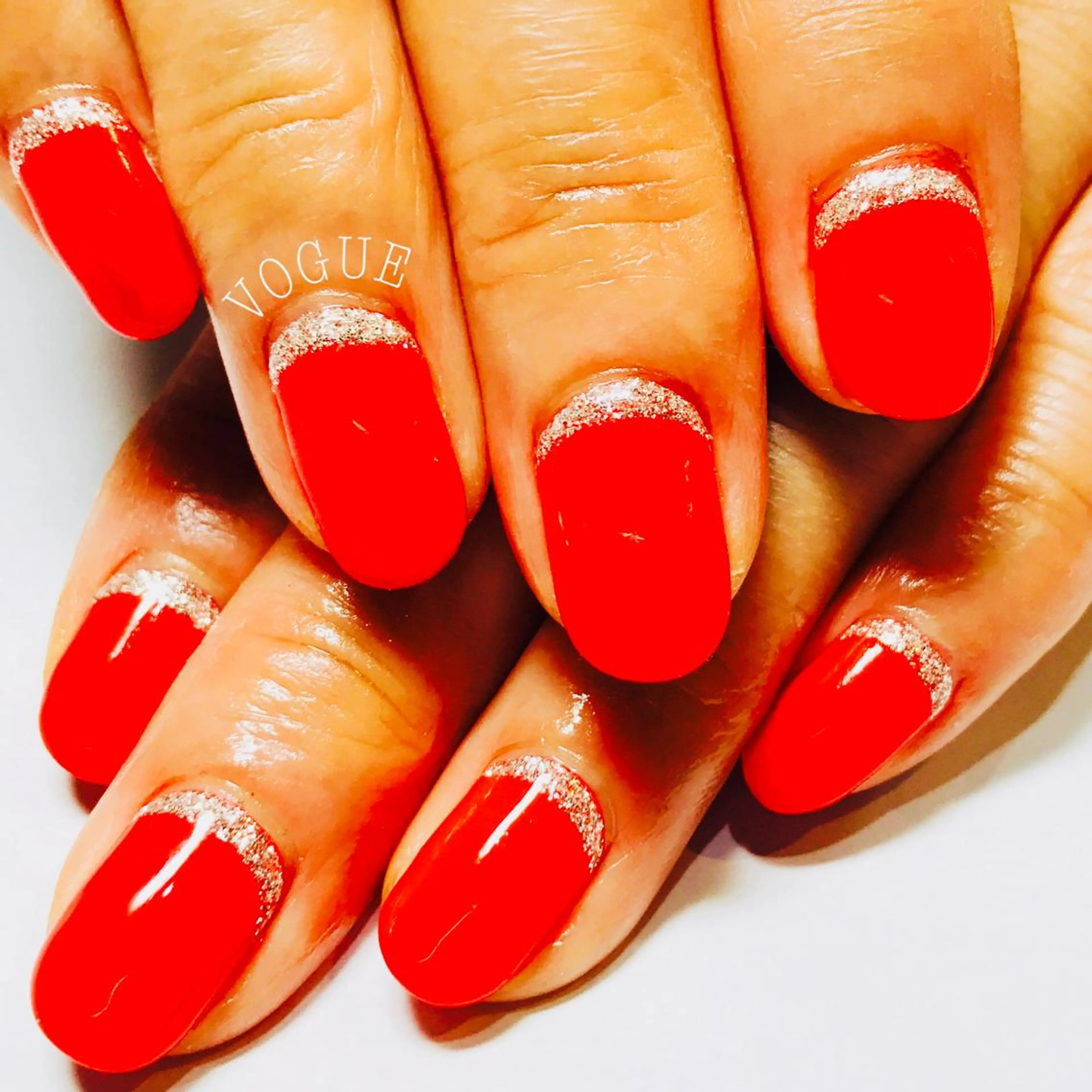 ネイル ゴールド ラメ(グリッター) 赤色 ハンドネイル VOGUE ×SWANのネイルデザイン