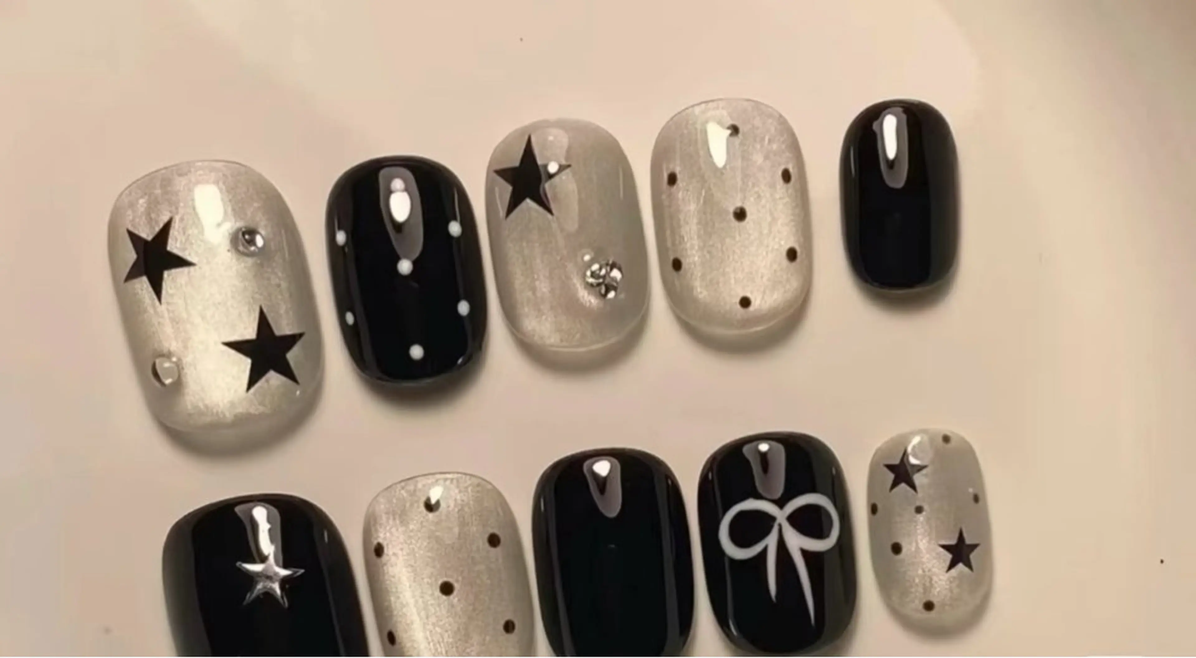 【オフ込み】自爪シンプルデザイン8本(ストーン2本無料程度)の写真