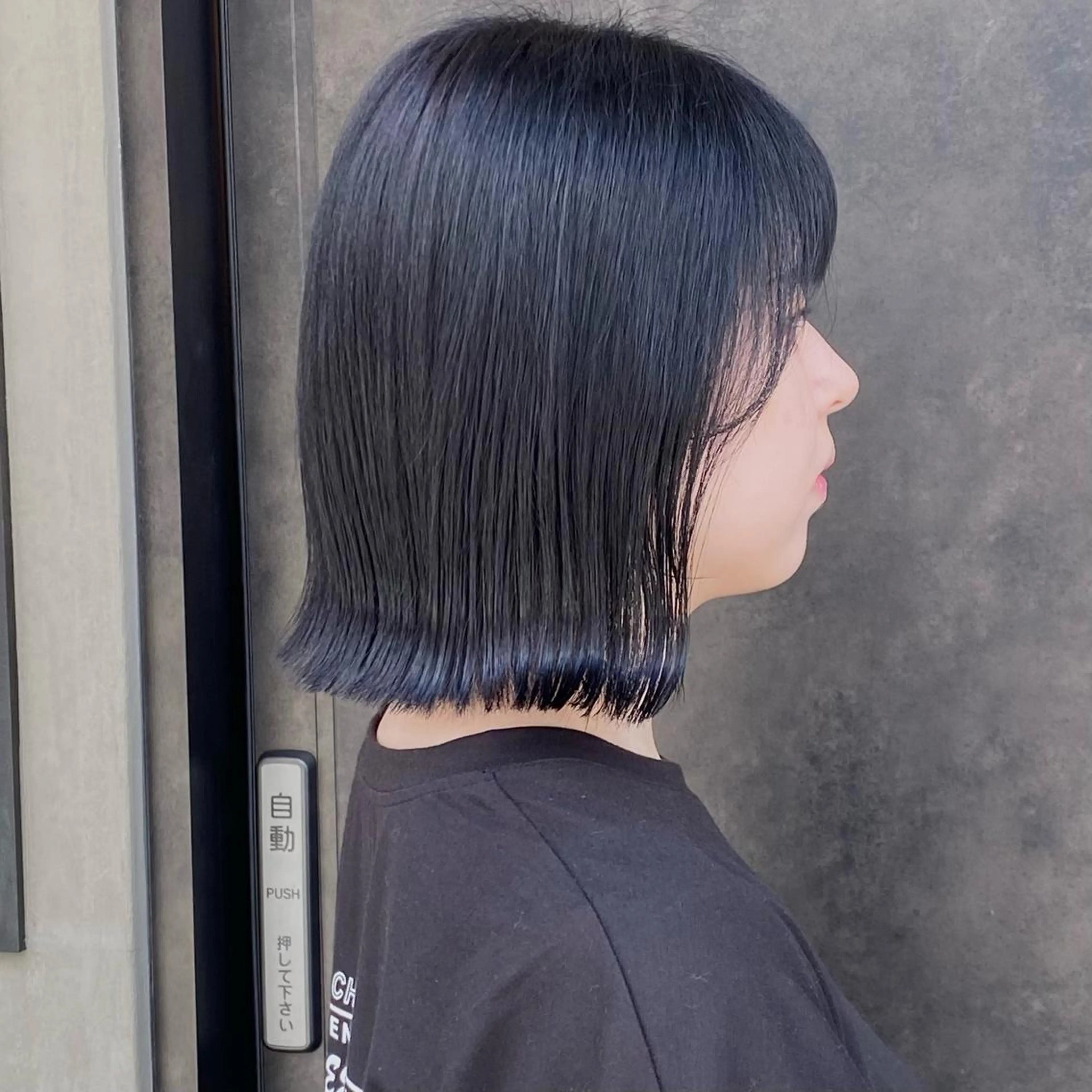 ミディアム カラー 黒髪 ブルーカラー ブルーブラック ボブ 外ハネヘア カット ヘアカラー 比嘉 陽のヘアスタイル
