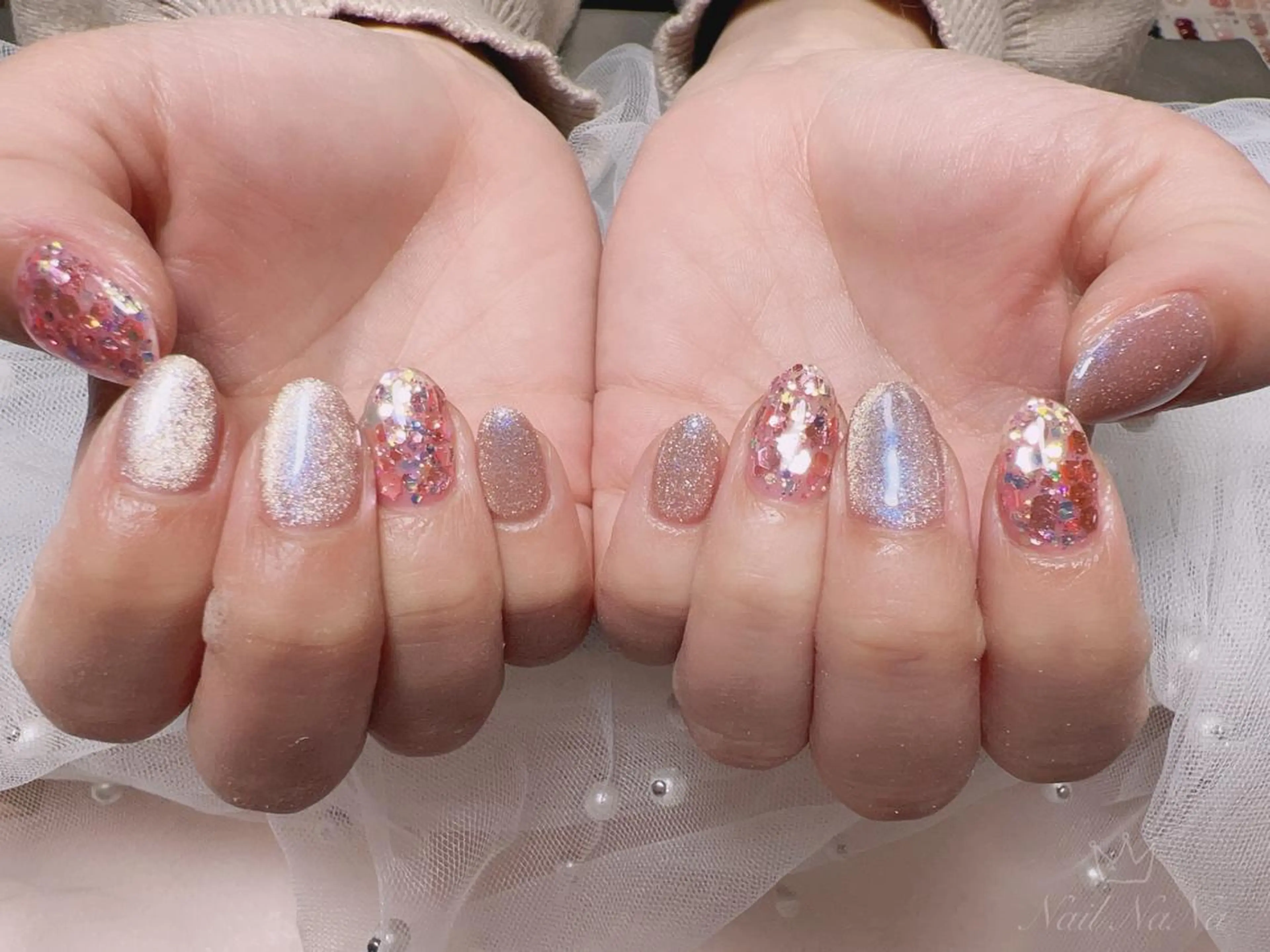 ショート カラー ネイル ベージュカラー ピンクカラー 韓国風ヘア 韓国ネイル ラメ(グリッター) ハンドネイル Nail NaNaのネイルデザイン