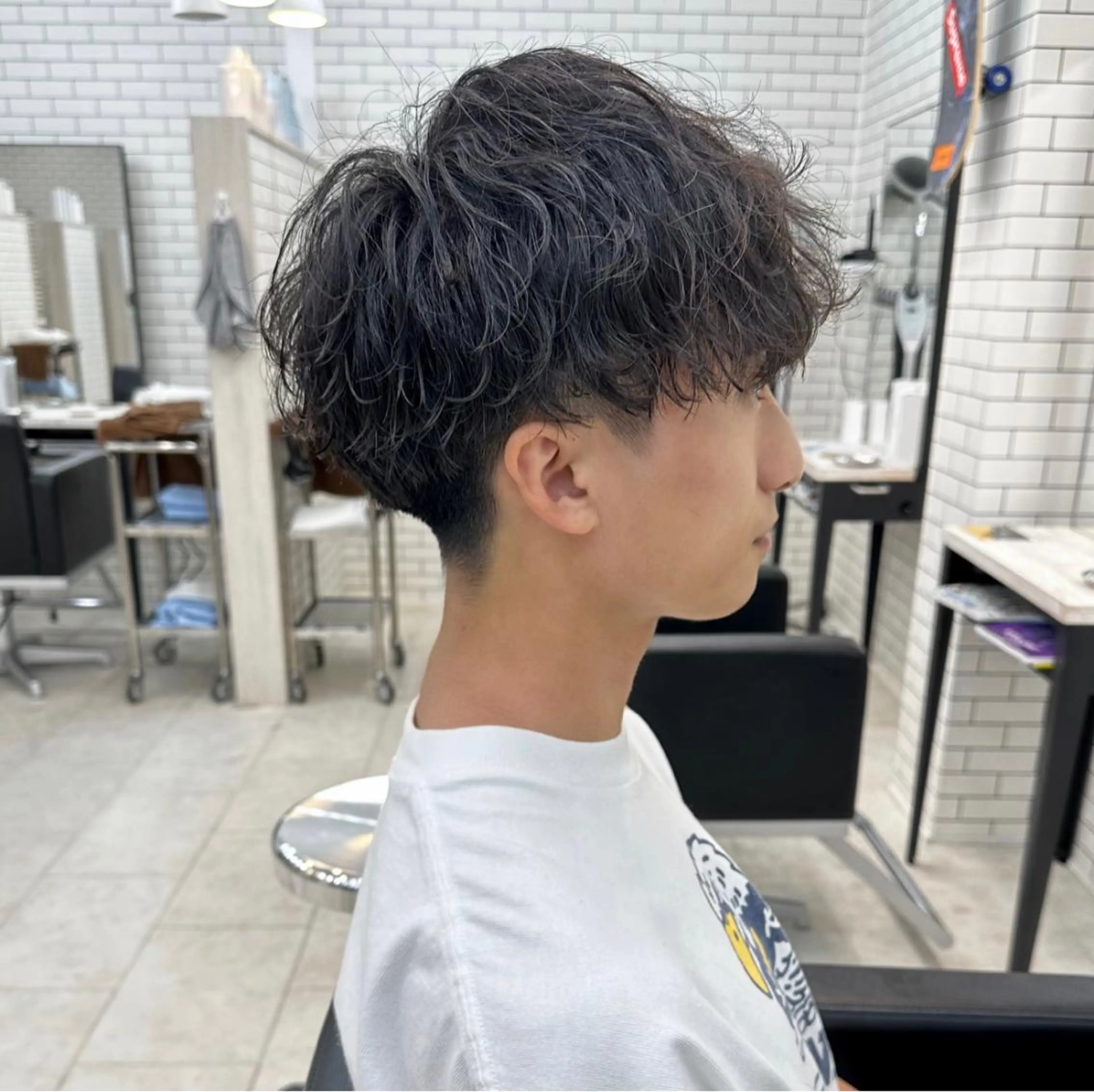 ミディアム パーマ メンズ ミディアムパーマ メンズパーマ 波巻きパーマ スパイラルパーマ メンズ特化✂️ 小枝 優生のヘアスタイル