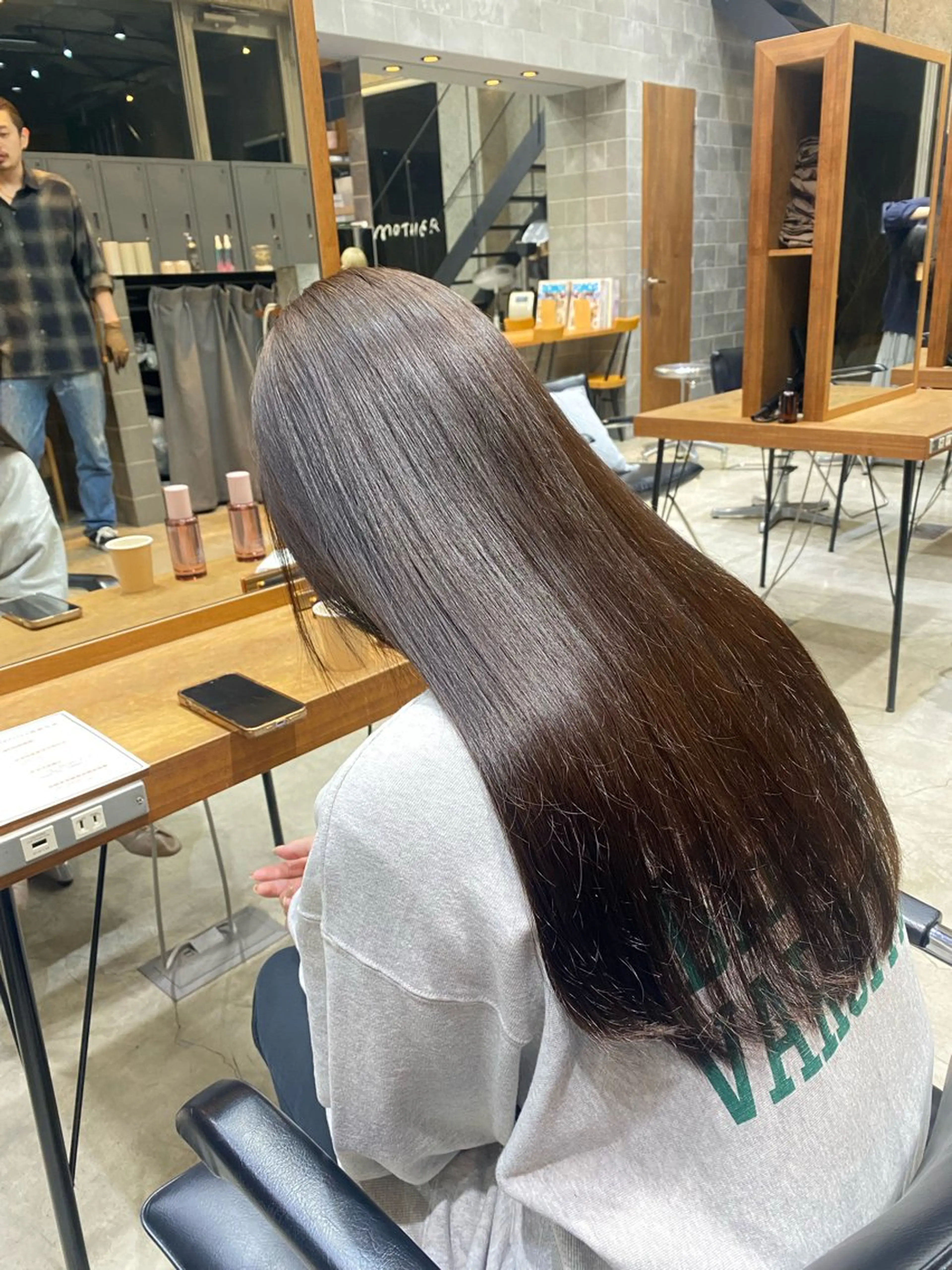 ロング 🩶ハイトーン /レイヤーはちすのヘアスタイル