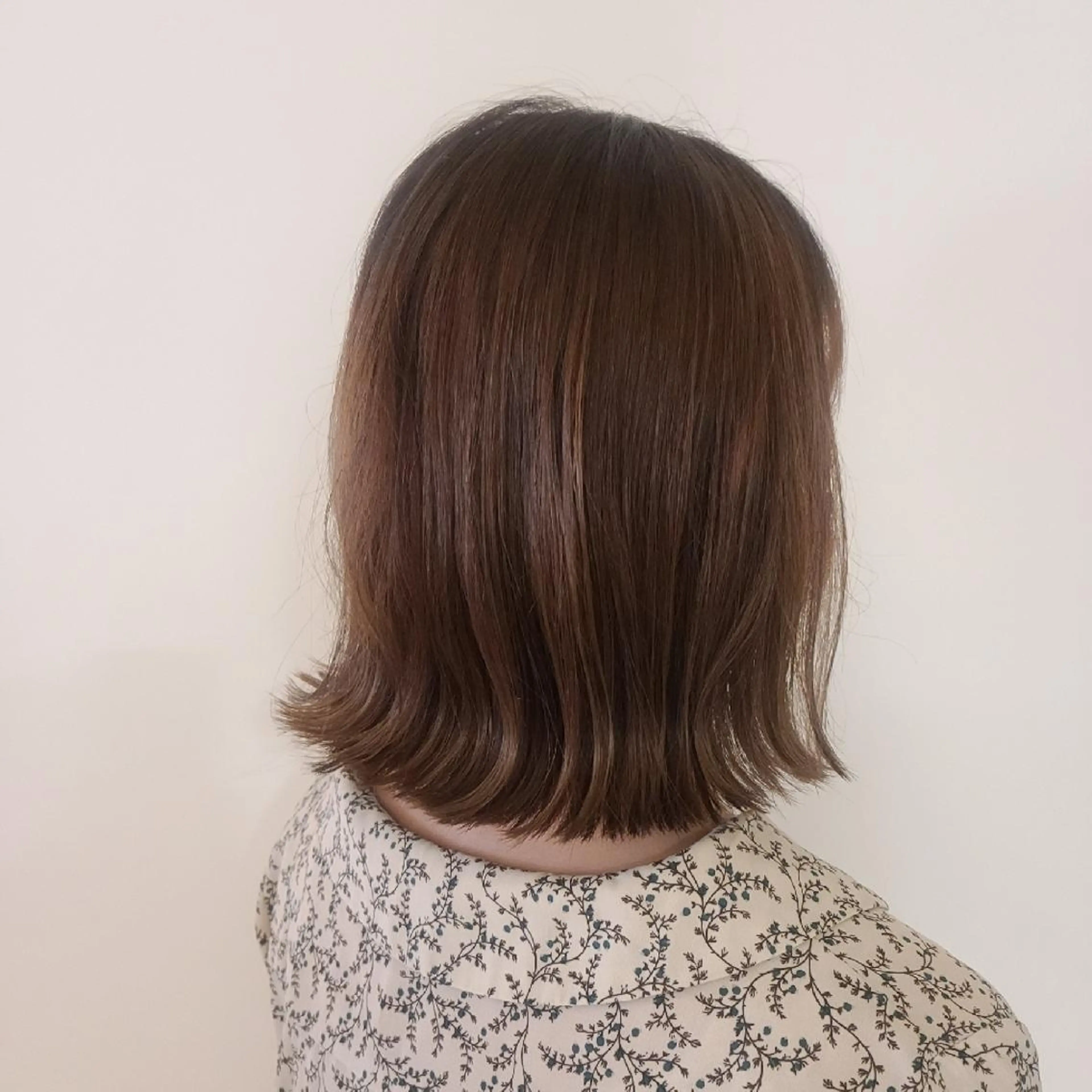 ミディアム カラー ベージュカラー オレンジ オレンジベージュ 外ハネヘア 赤松 摩美のヘアスタイル