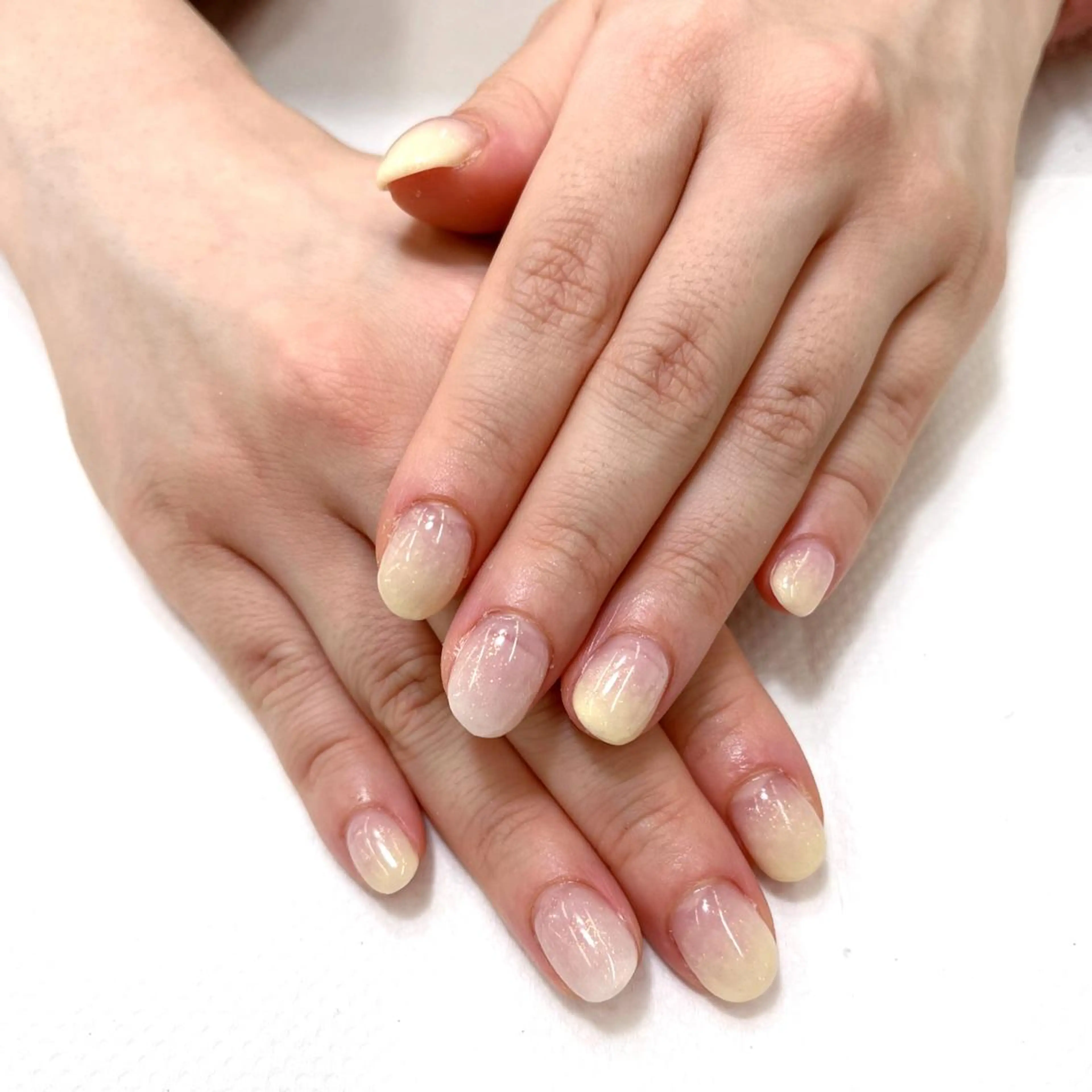 ネイル グラデーション パステルネイル 春ネイル ホワイト 黄色 【MAXKELLY】 AOYAMAのネイルデザイン