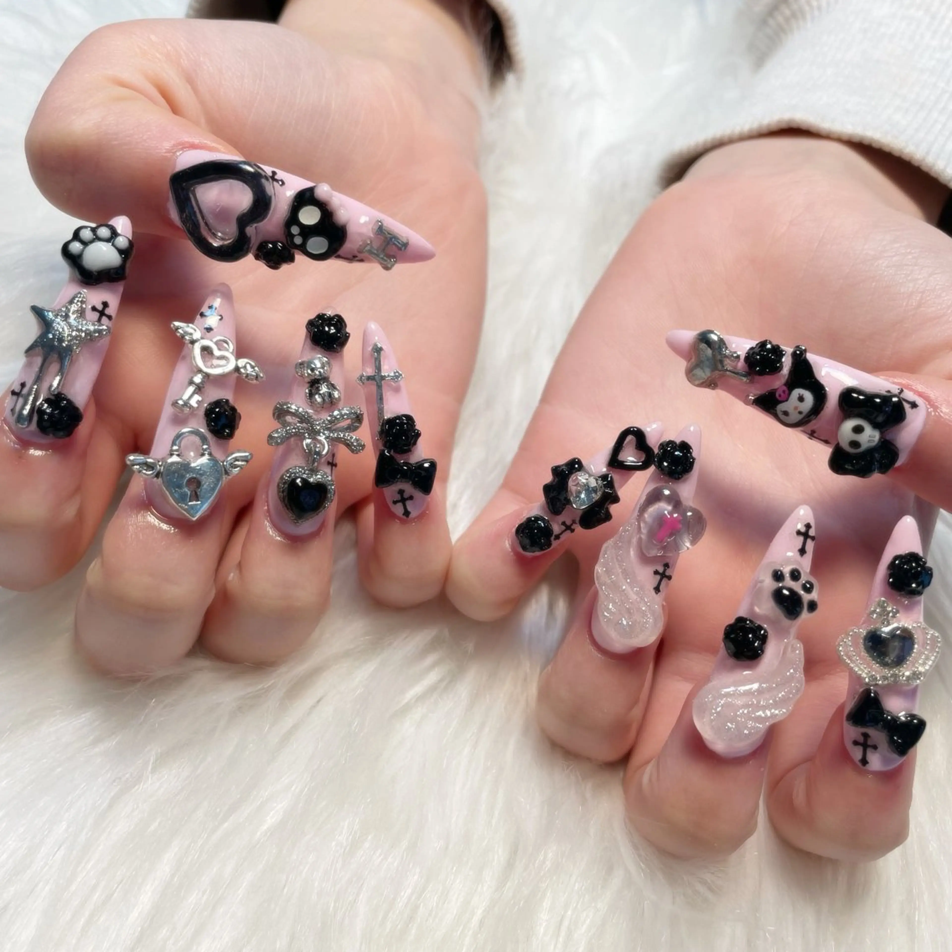 ネイル ハンドネイル ゴテゴテ💙ワンホン リオナのネイルデザイン