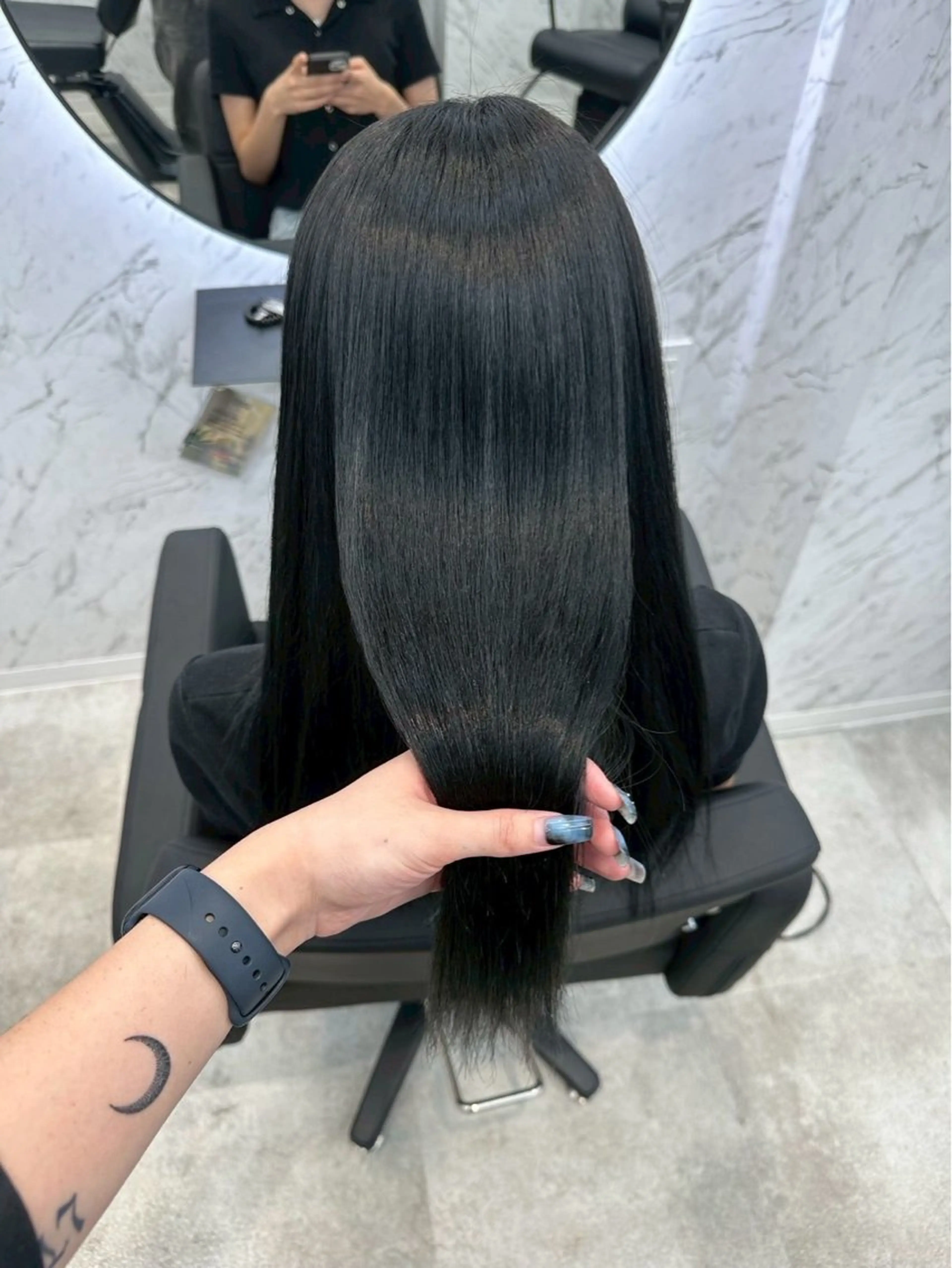 カラー 黒髪 ブリーチ ブルーカラー ブルーブラック 透明感カラー ⋆✦ Leon カット¥1100のヘアスタイル