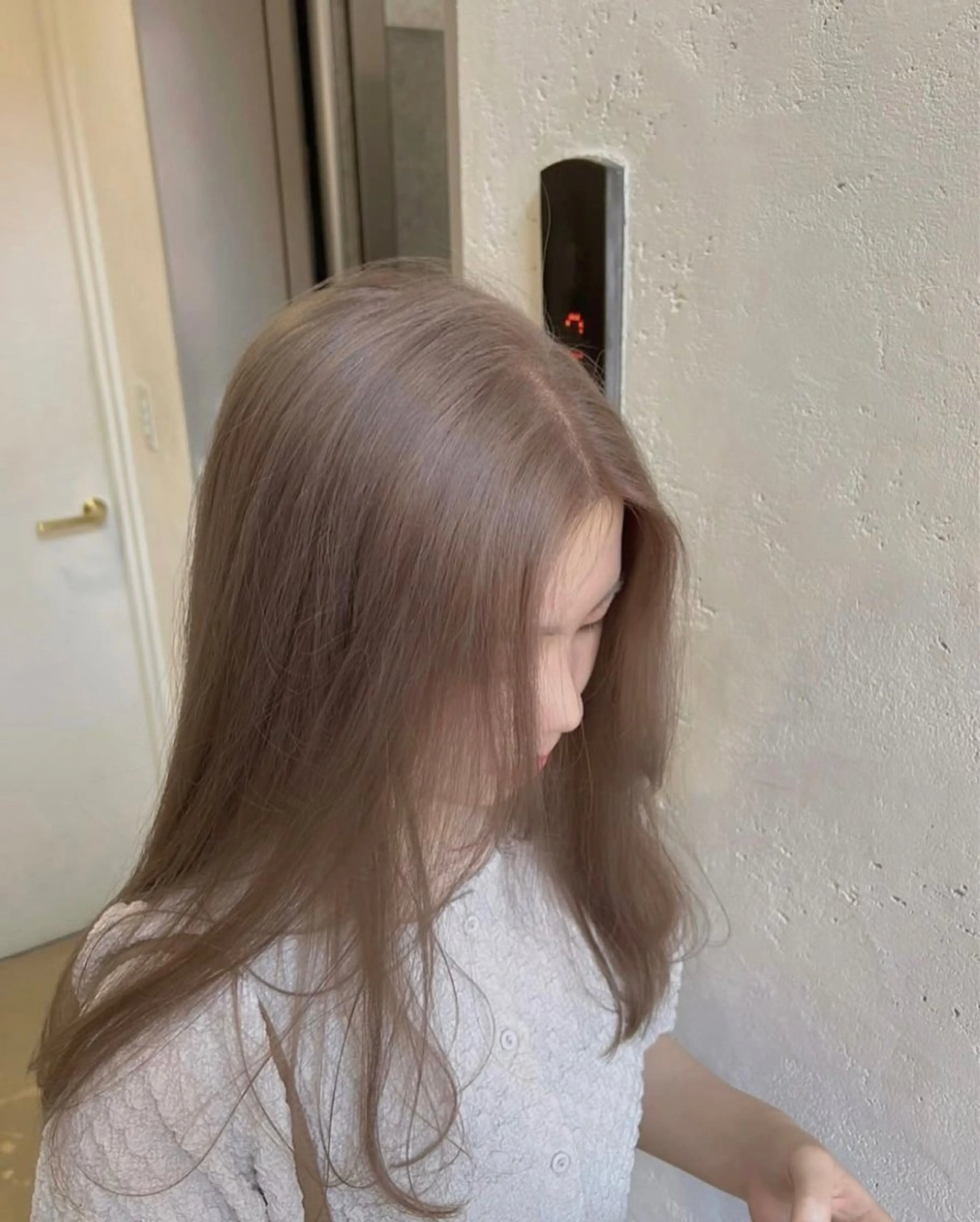 ミディアム 透明感カラー NAN AMI グレージュのヘアスタイル