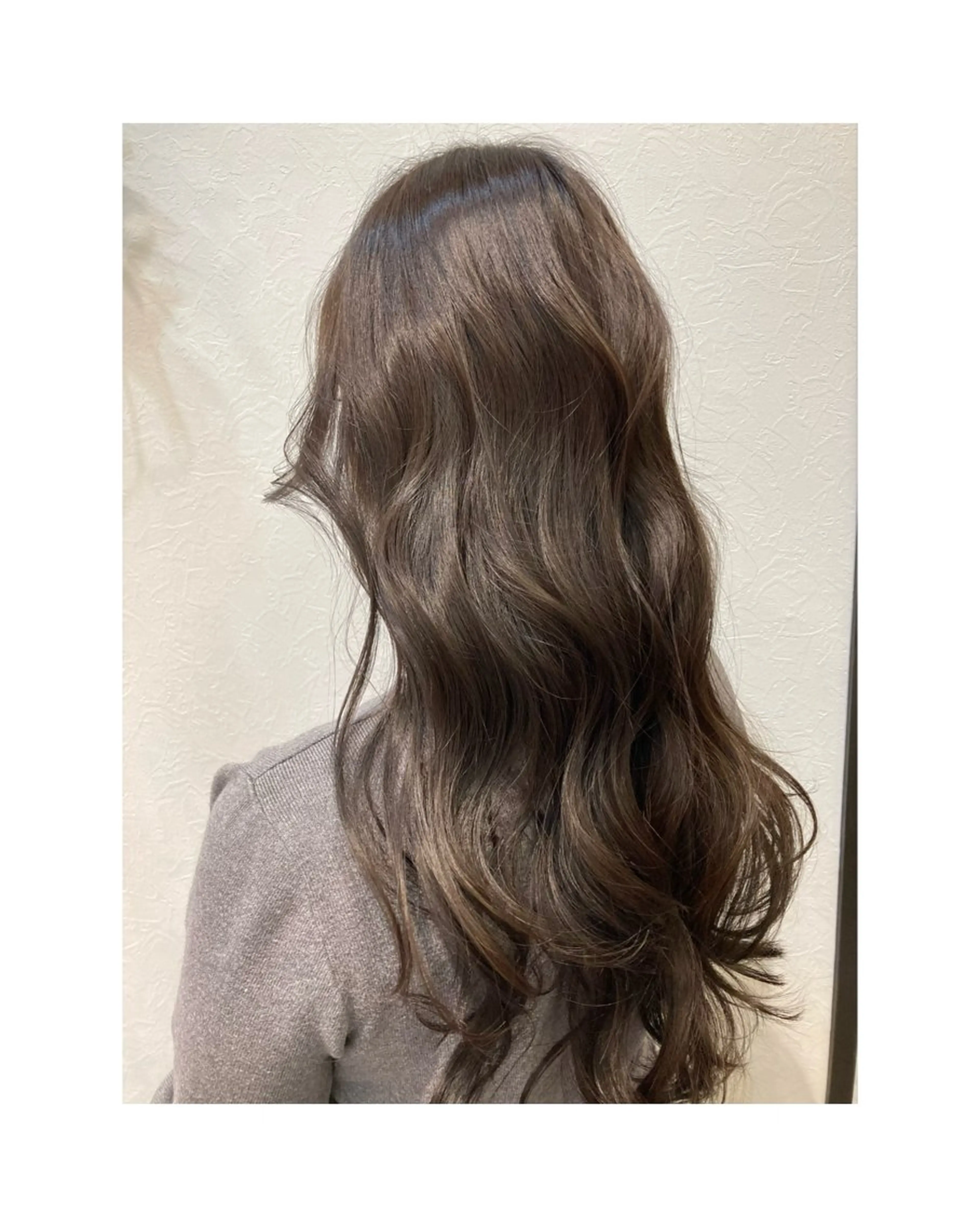 カラー グレージュ Jura／ レイヤーカットのヘアスタイル