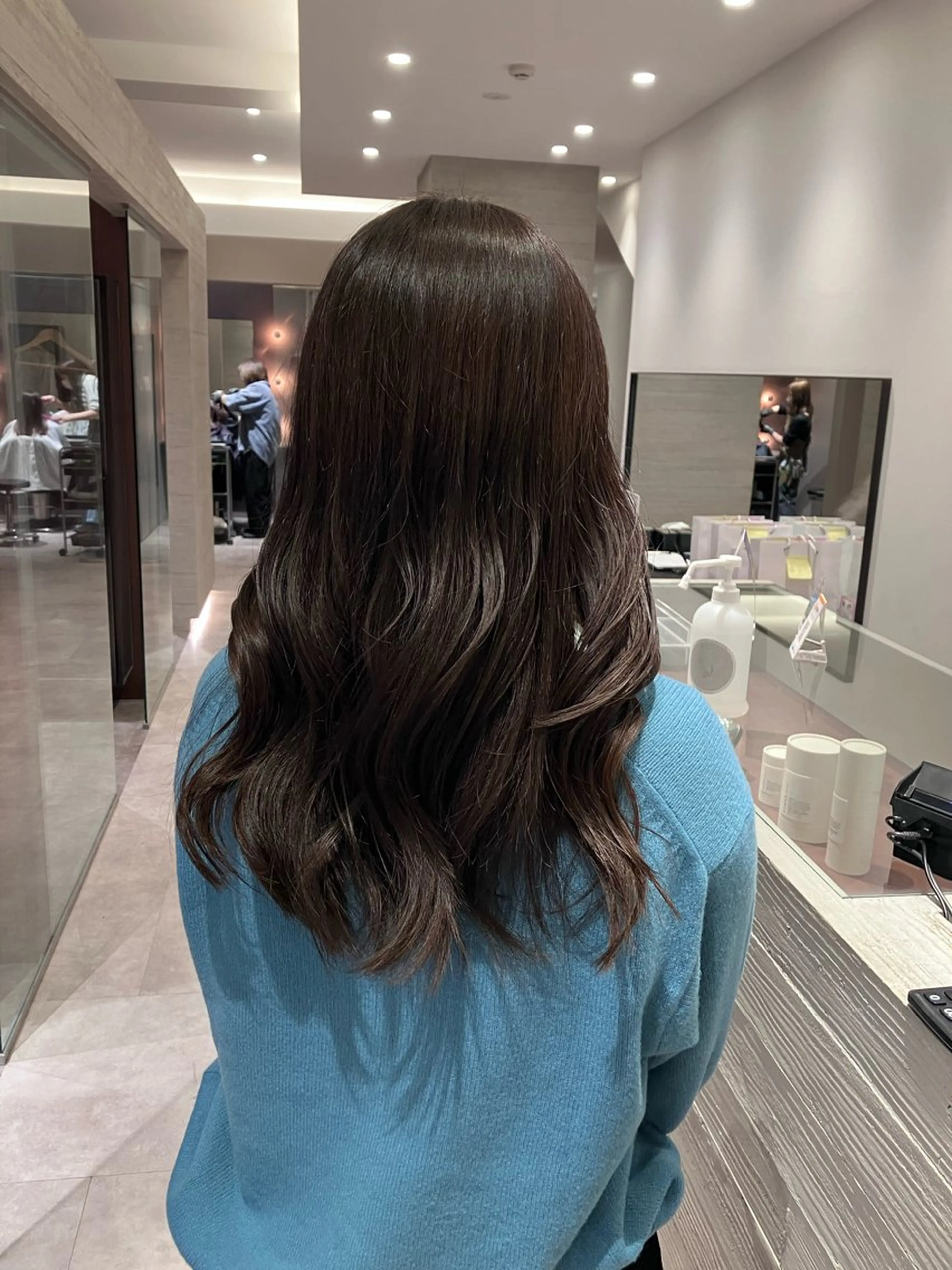 ロング カラー ブラウンカラー トリートメント サキ🤍ハイトーン 🩰くびれ巻きヘアのヘアスタイル