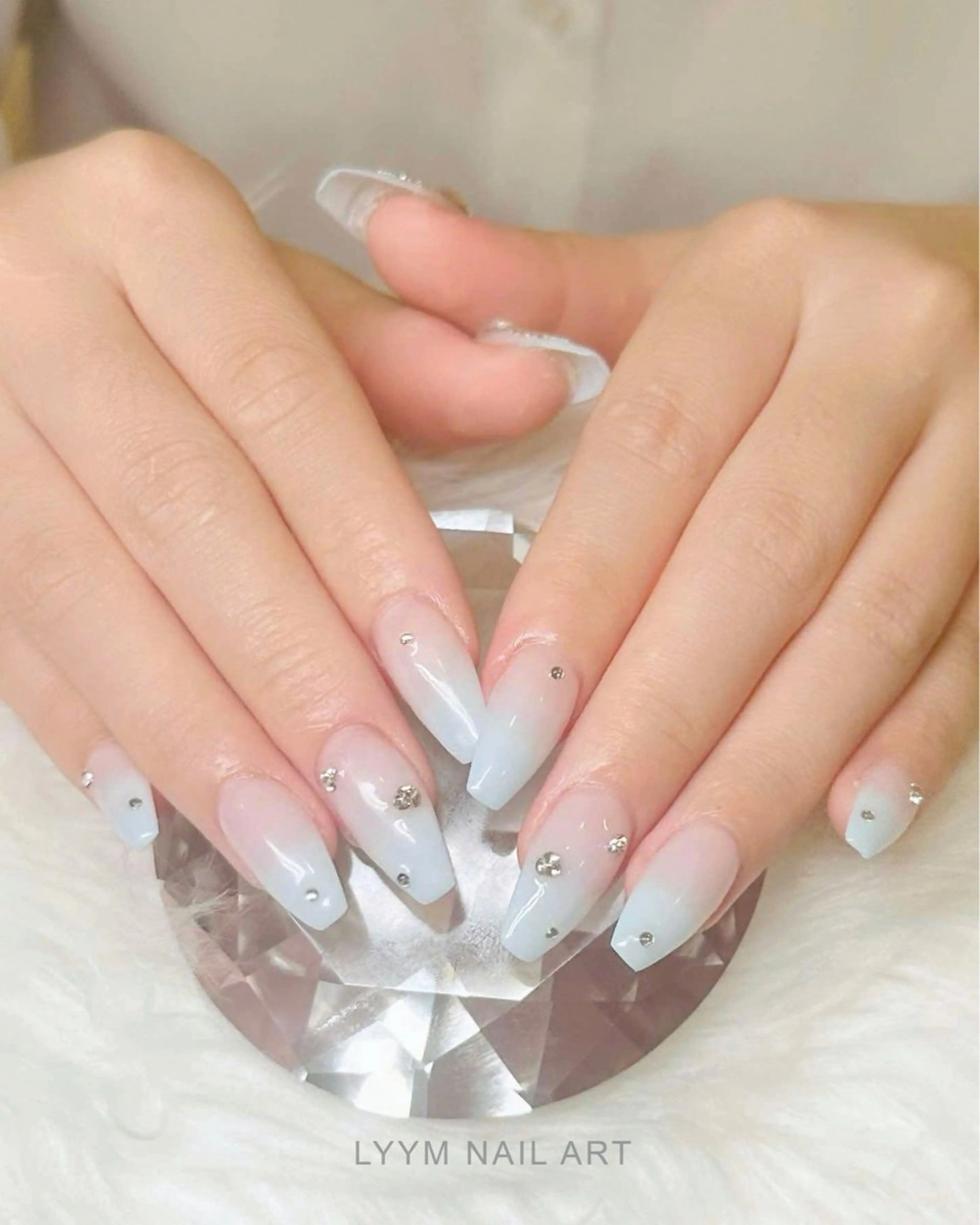 ネイル ブルー グラデーション シンプルネイル 夏ネイル ブライダルネイル ハンドネイル LYYM Salonのネイルデザイン