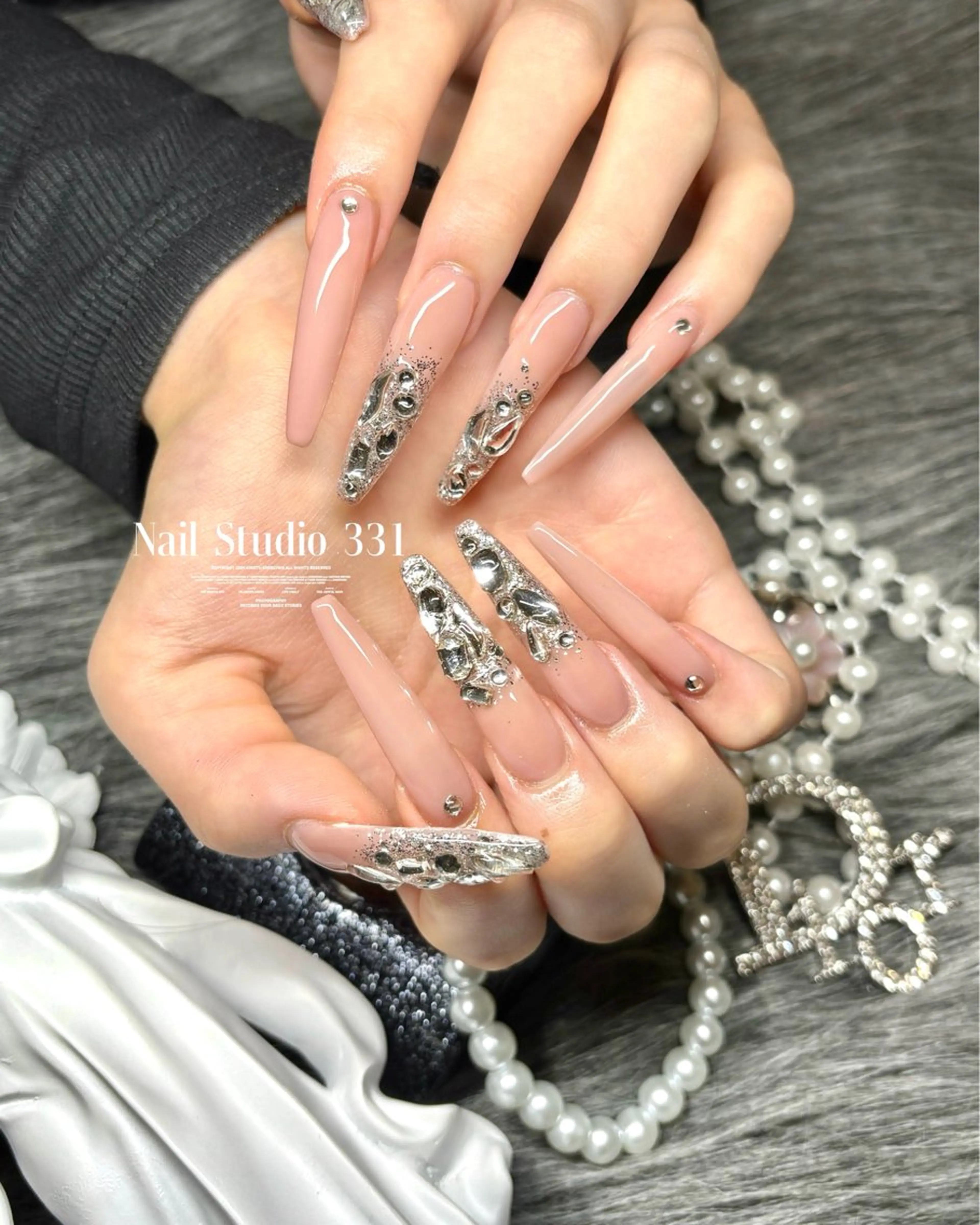 ネイル グラデーション ロングネイル ストーンネイル ワンホンネイル ハンドネイル Nail Studio 331のネイルデザイン