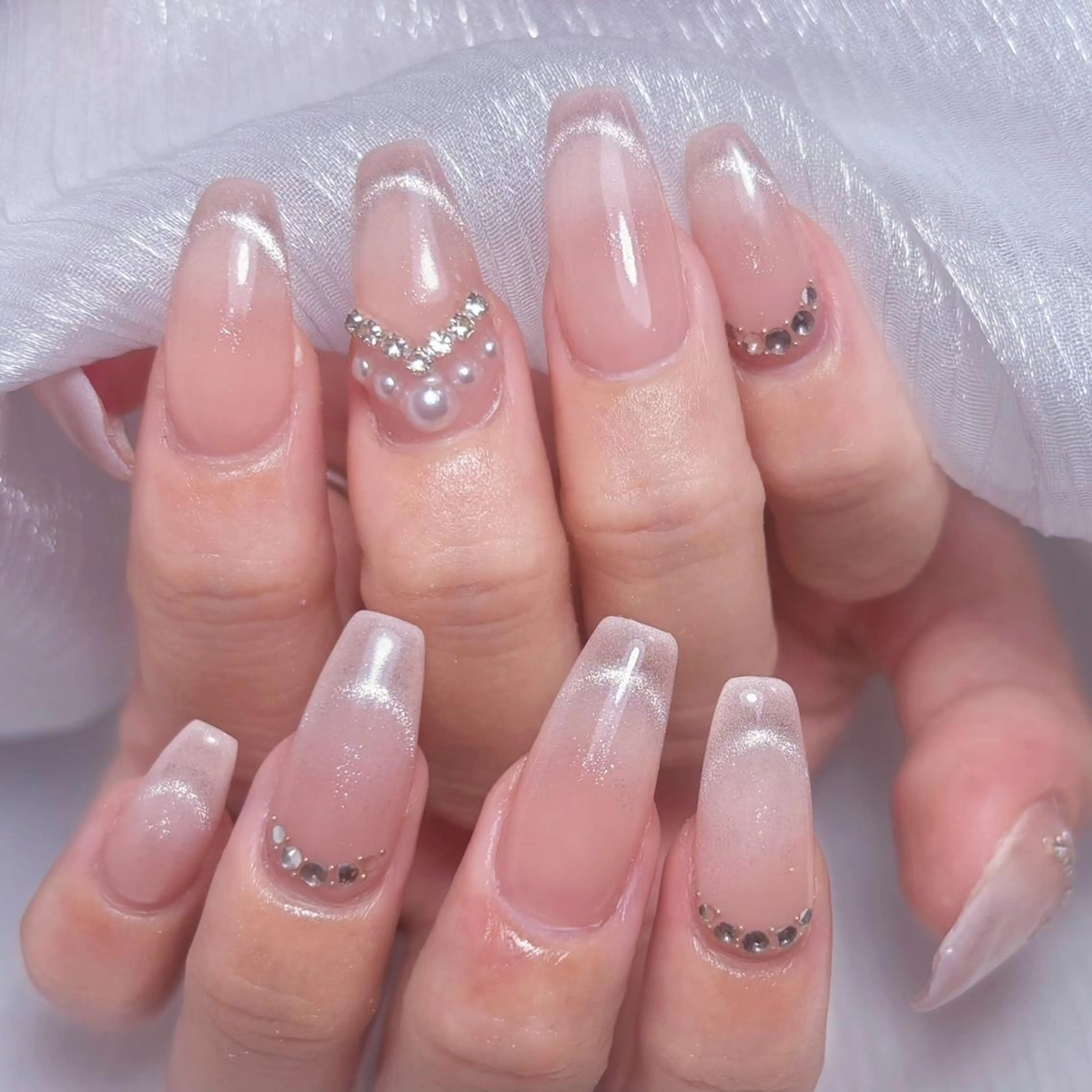 ネイル アートネイル オーロラネイル ガーリー キラキラネイル 韓国ネイル Leah 💅のネイルデザイン