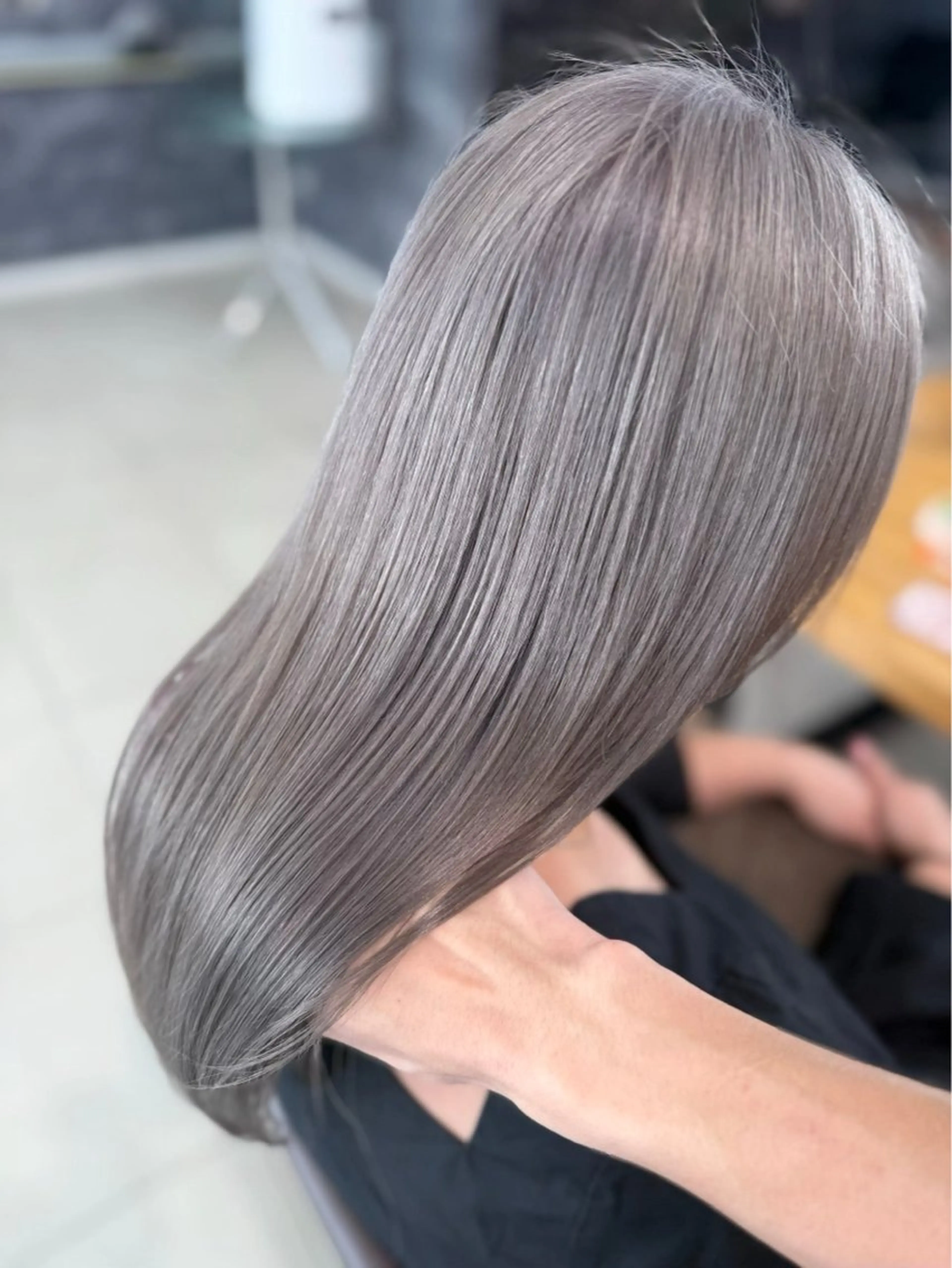 セミロング カラー ブリーチ 透明感カラー シルバー ヘアカラー Laulu 佐藤壮也のヘアスタイル