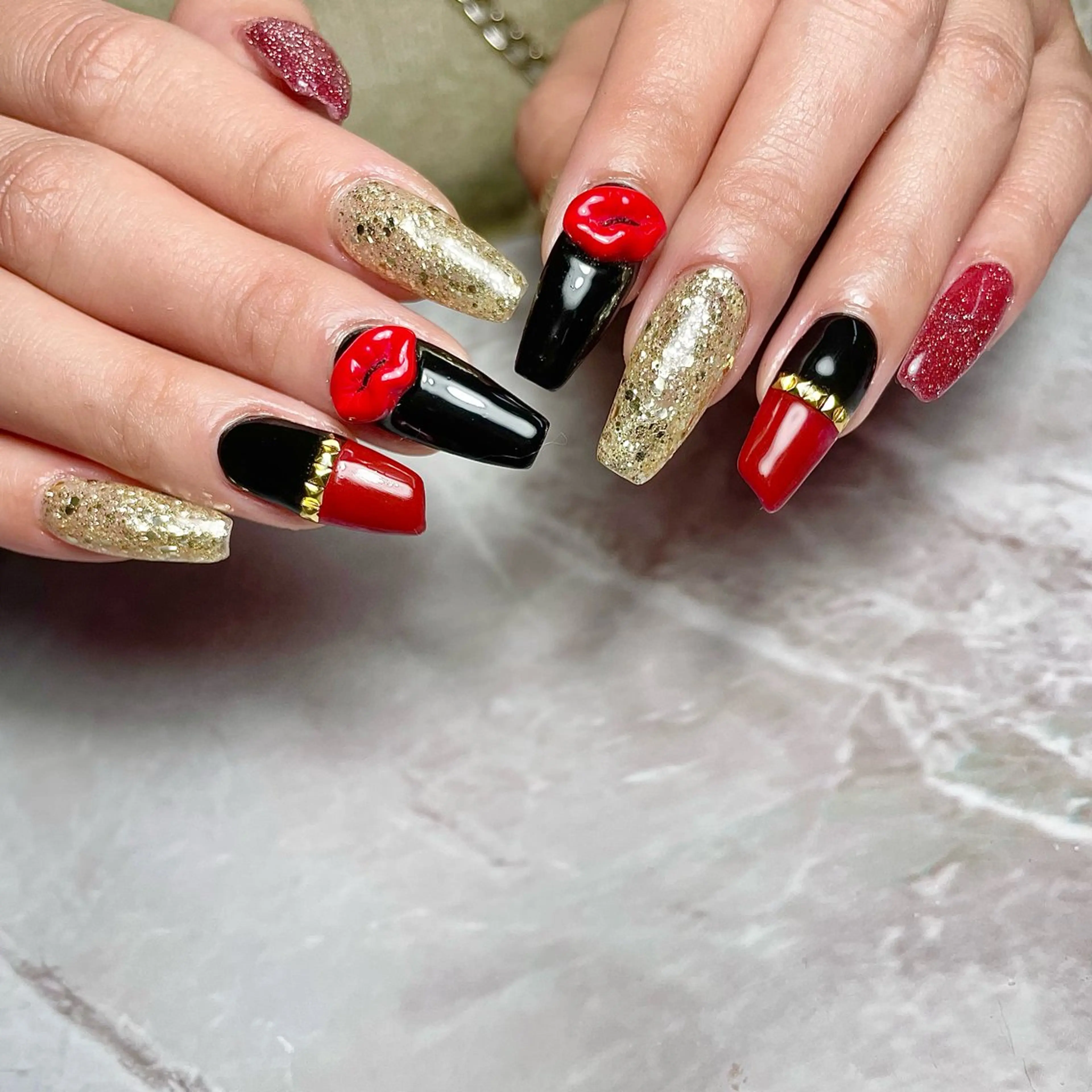 ネイル 卒業式 ニュアンスネイル 赤色 春ネイル ワンホンネイル ハンドネイル upala Mayukoのネイルデザイン