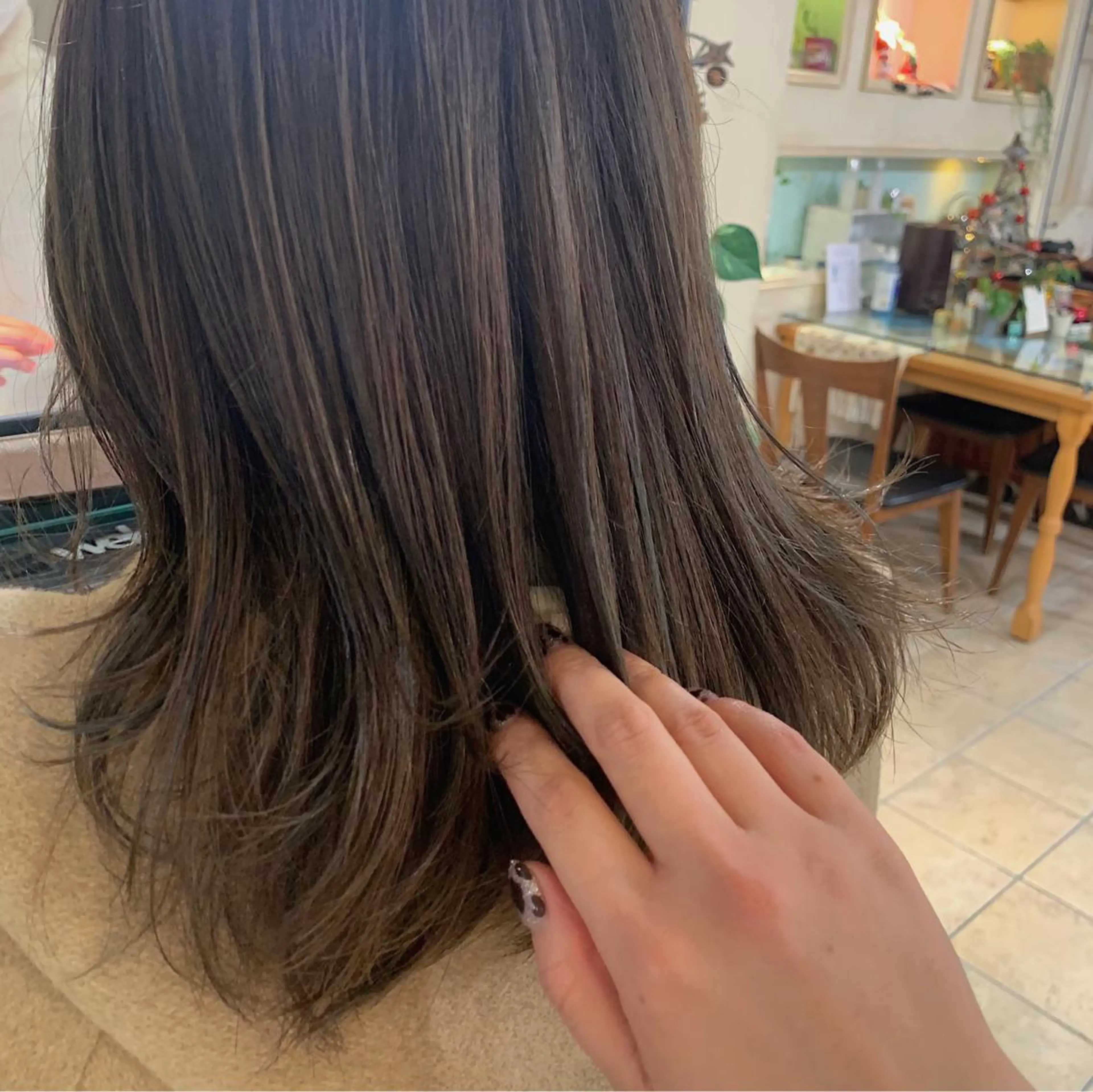 ミディアム カラー ベージュカラー ブラウンカラー ブラウンベージュ ヘアカラー トリートメント 切りっぱなしボブ ソノキユウカのヘアスタイル