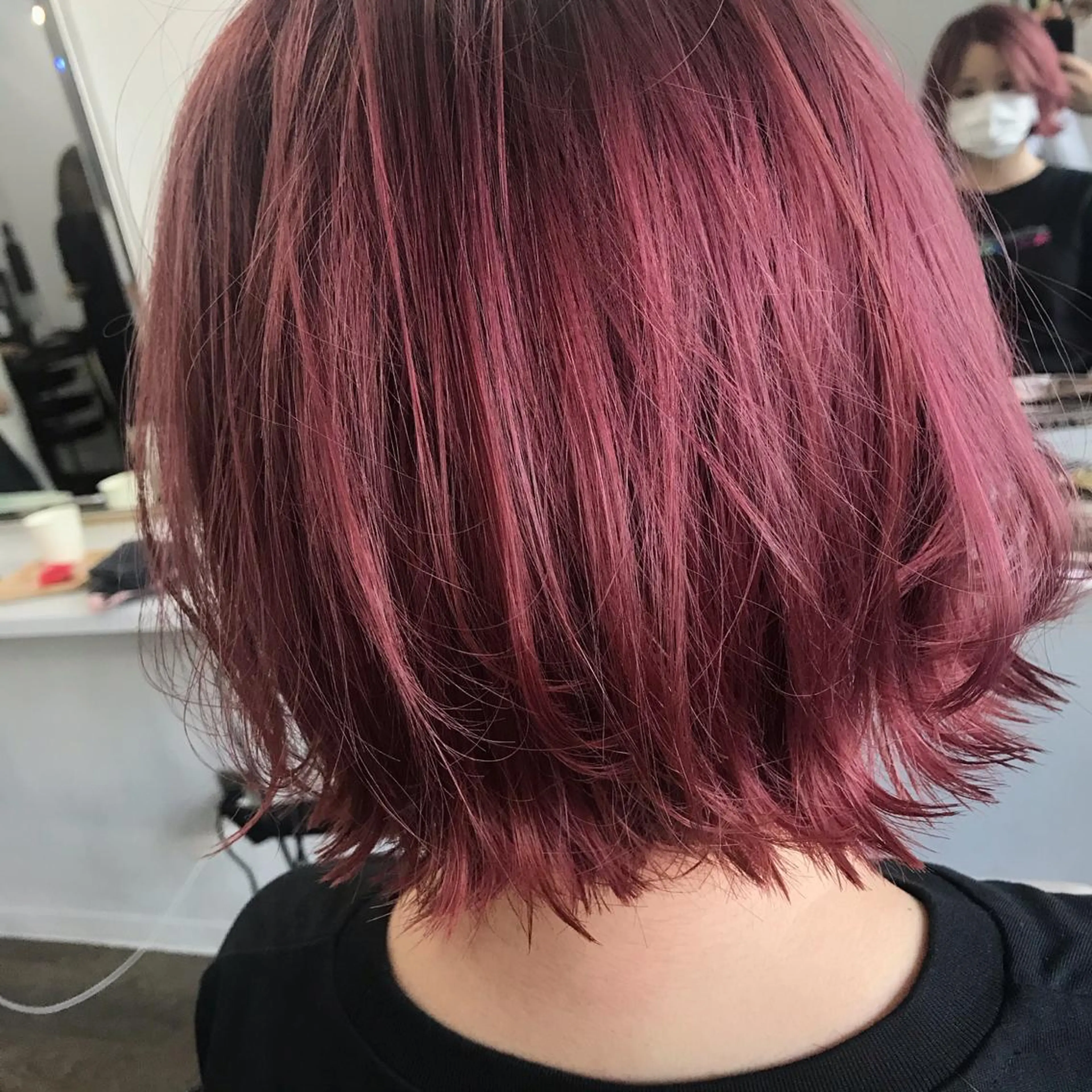 ショート カラー ブリーチ カシス ピンクカラー 宮本 祥生のヘアスタイル