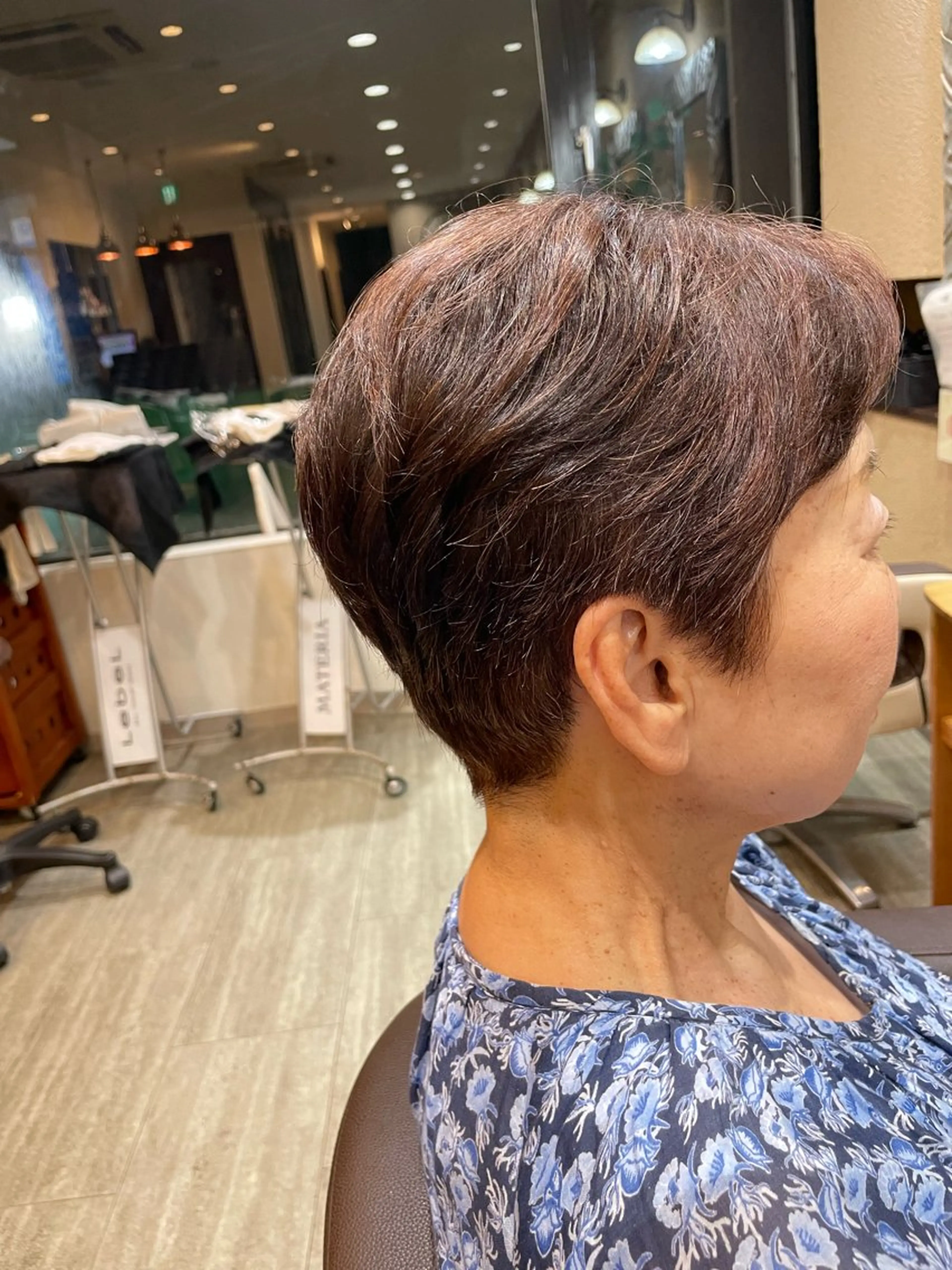 ショート カラー くせ毛 ショートヘア カット ヘアカラー 勘場 万菜華のヘアスタイル