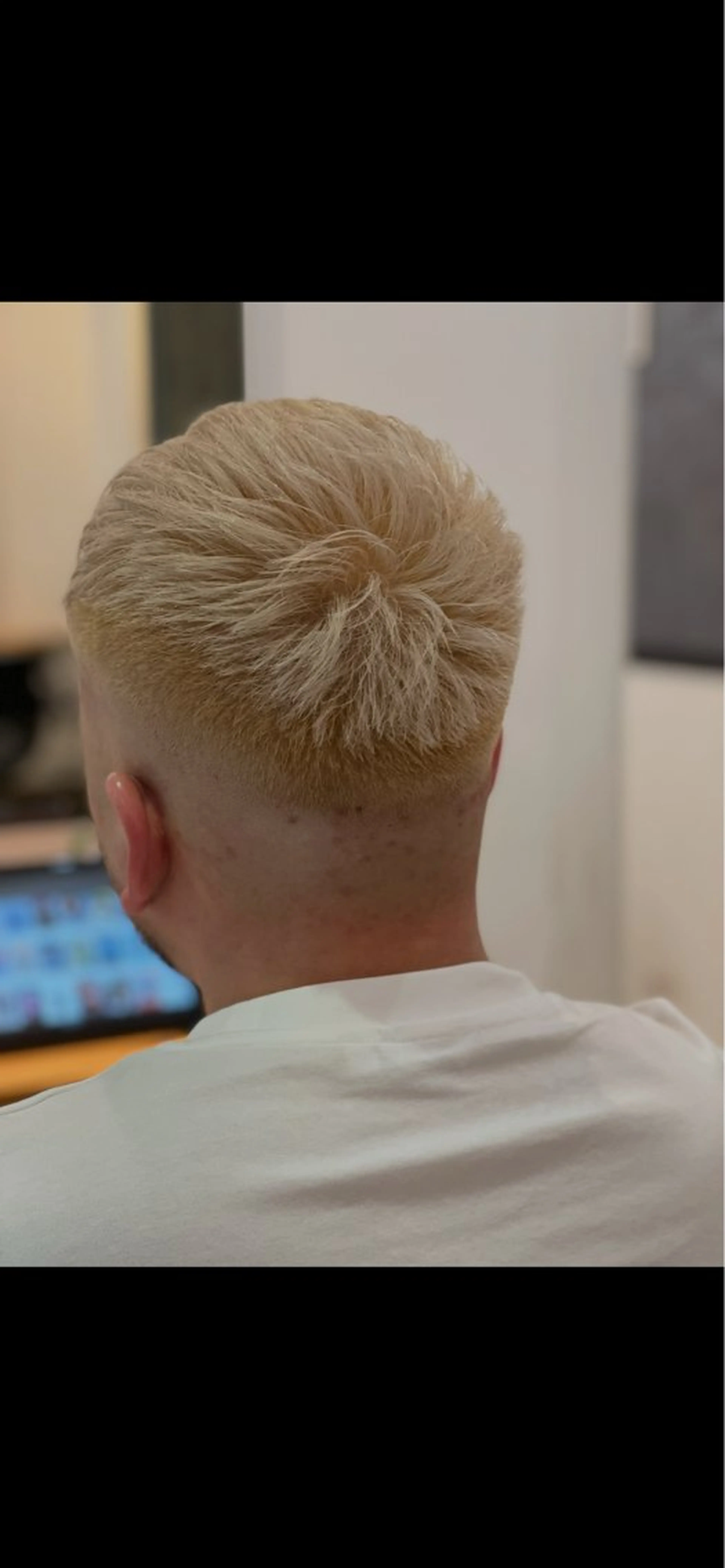 ショート カラー メンズ フェードカット メンズハイライト メンズメッシュ スキンフェード ブロンド ヘアカラー トリートメント 吉岡 三四朗のヘアスタイル
