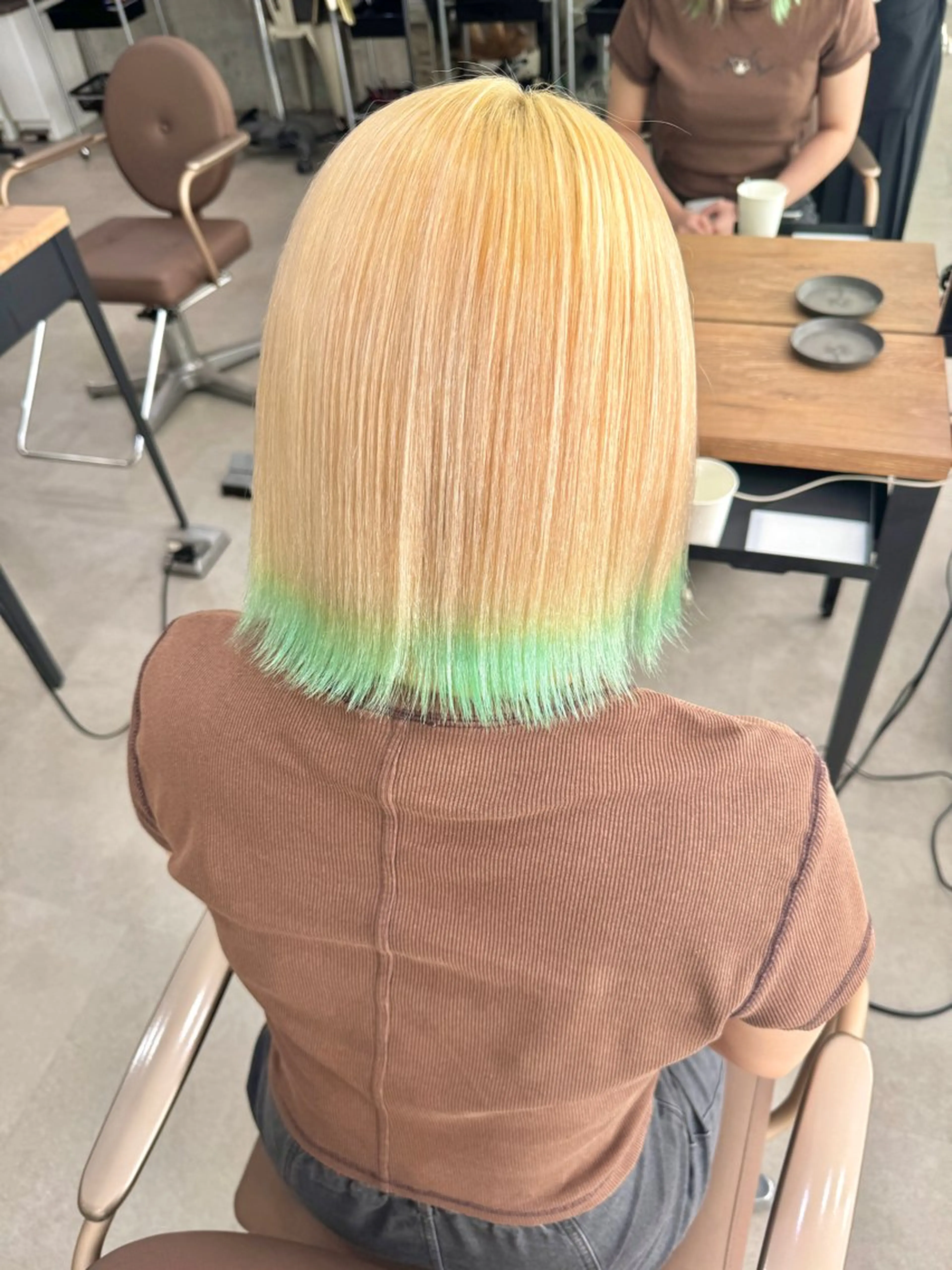 ミディアム カラー ブロンド ミント ヘアカラー トリートメント 切りっぱなしボブ/ ブリーチカラー/大塚のヘアスタイル
