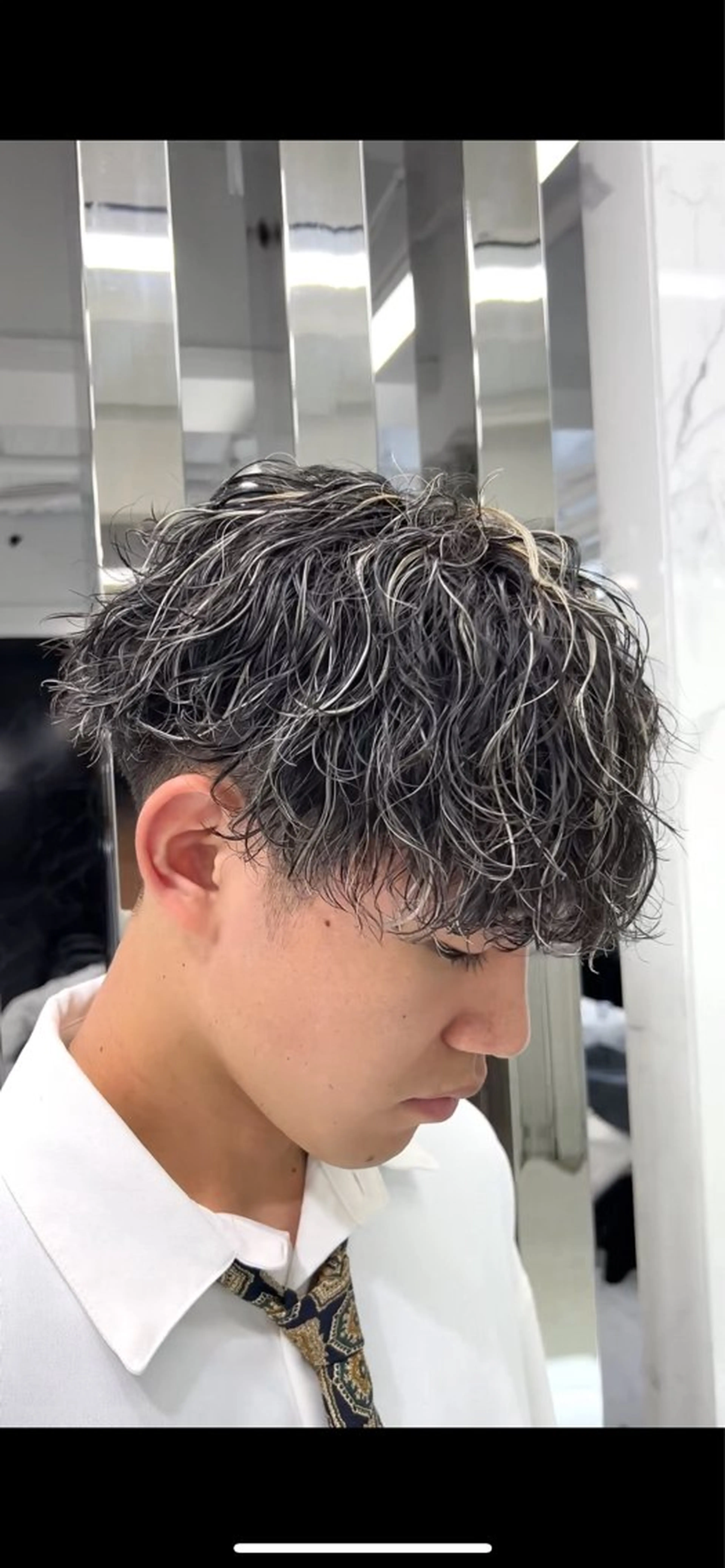 カラー パーマ メンズ メンズハイライト メンズパーマ 波巻きパーマ ハイライトカラー メンズ特化💥 ショートスタイル💥のヘアスタイル