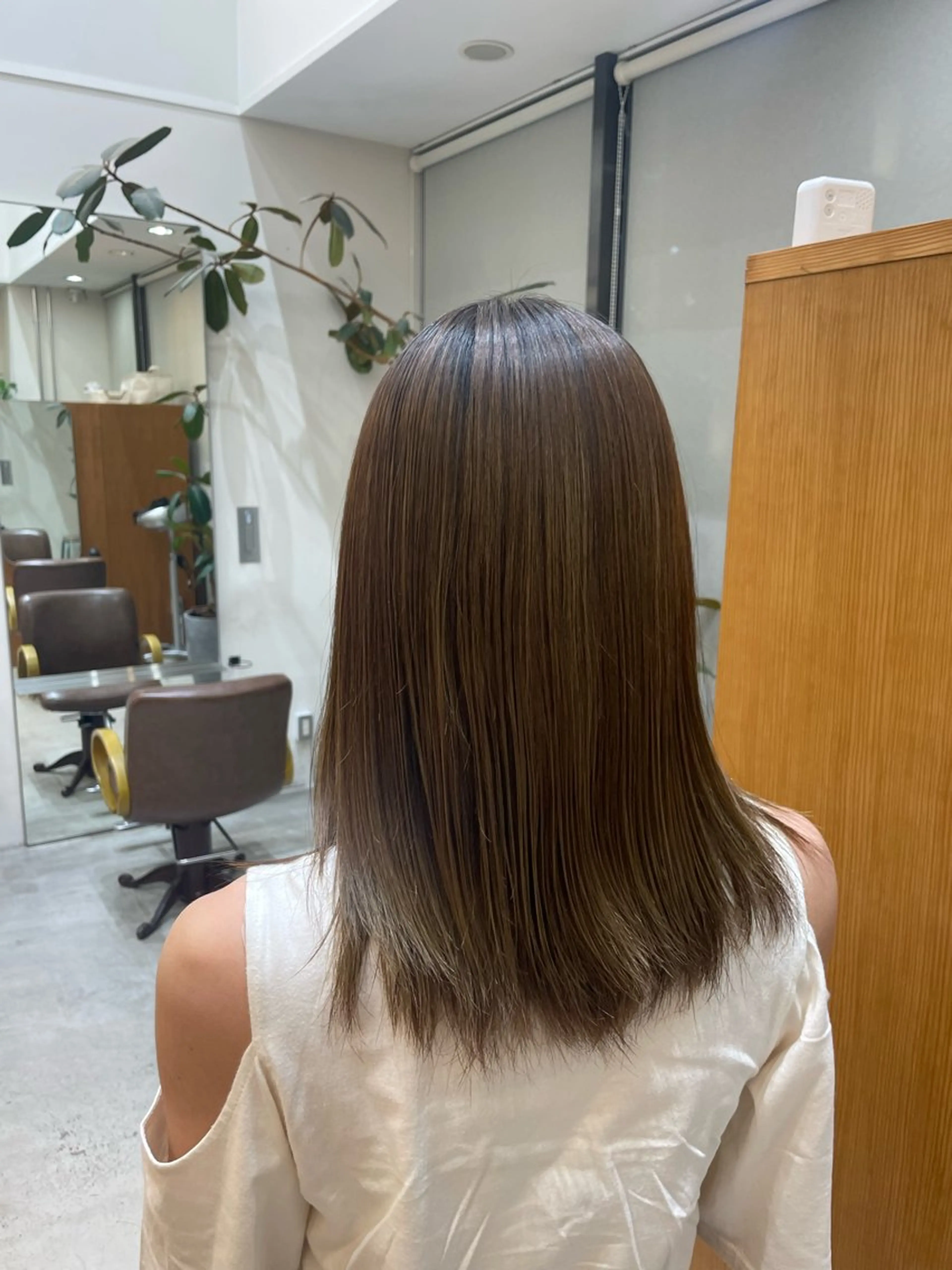 セミロング カラー 三宅 瑠偉のヘアスタイル