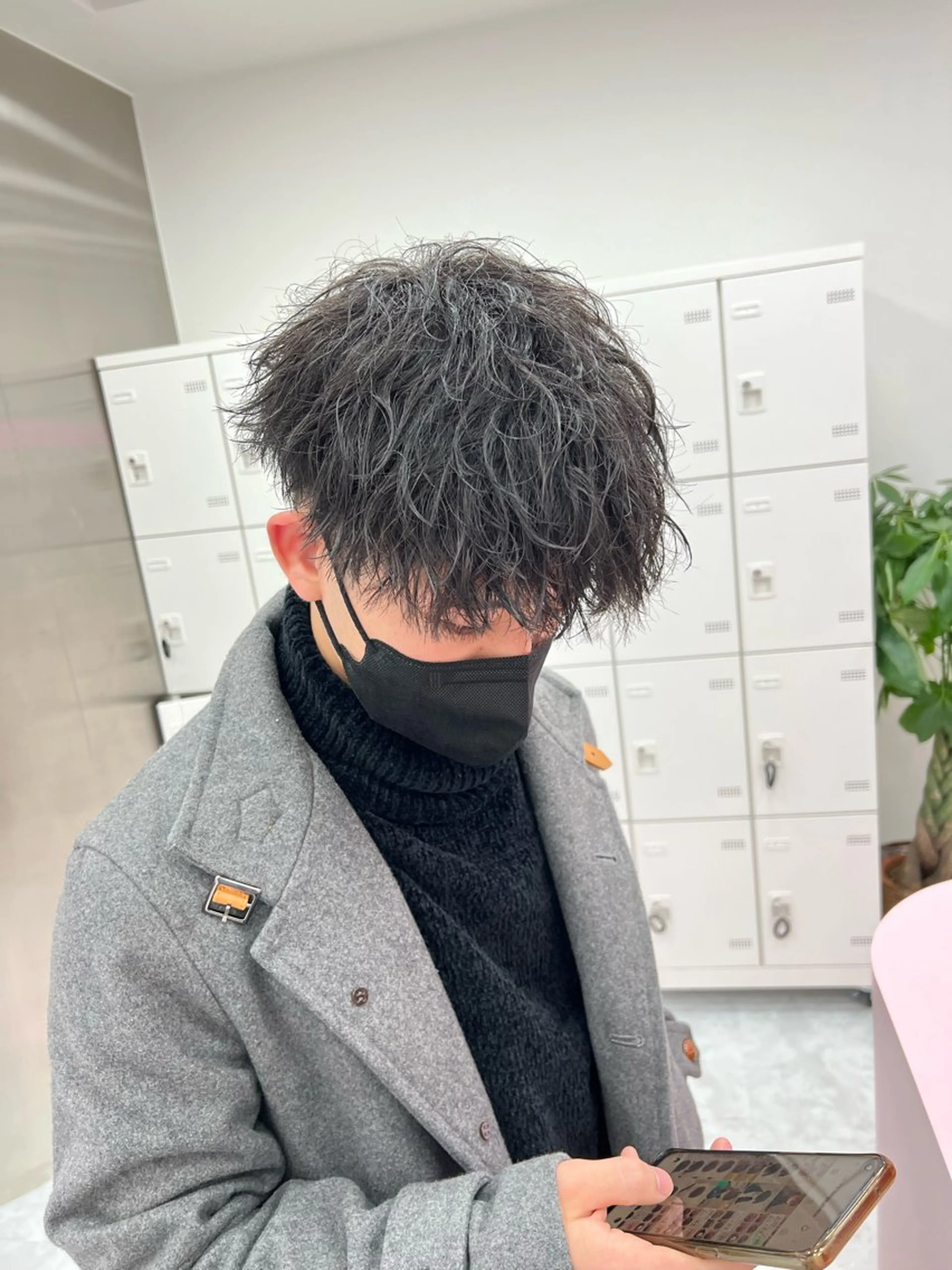 ミディアム パーマ メンズ ミディアムパーマ センターパート メンズ韓国風 韓国マッシュ マッシュウルフ メンズパーマ特化 TAIGAのヘアスタイル