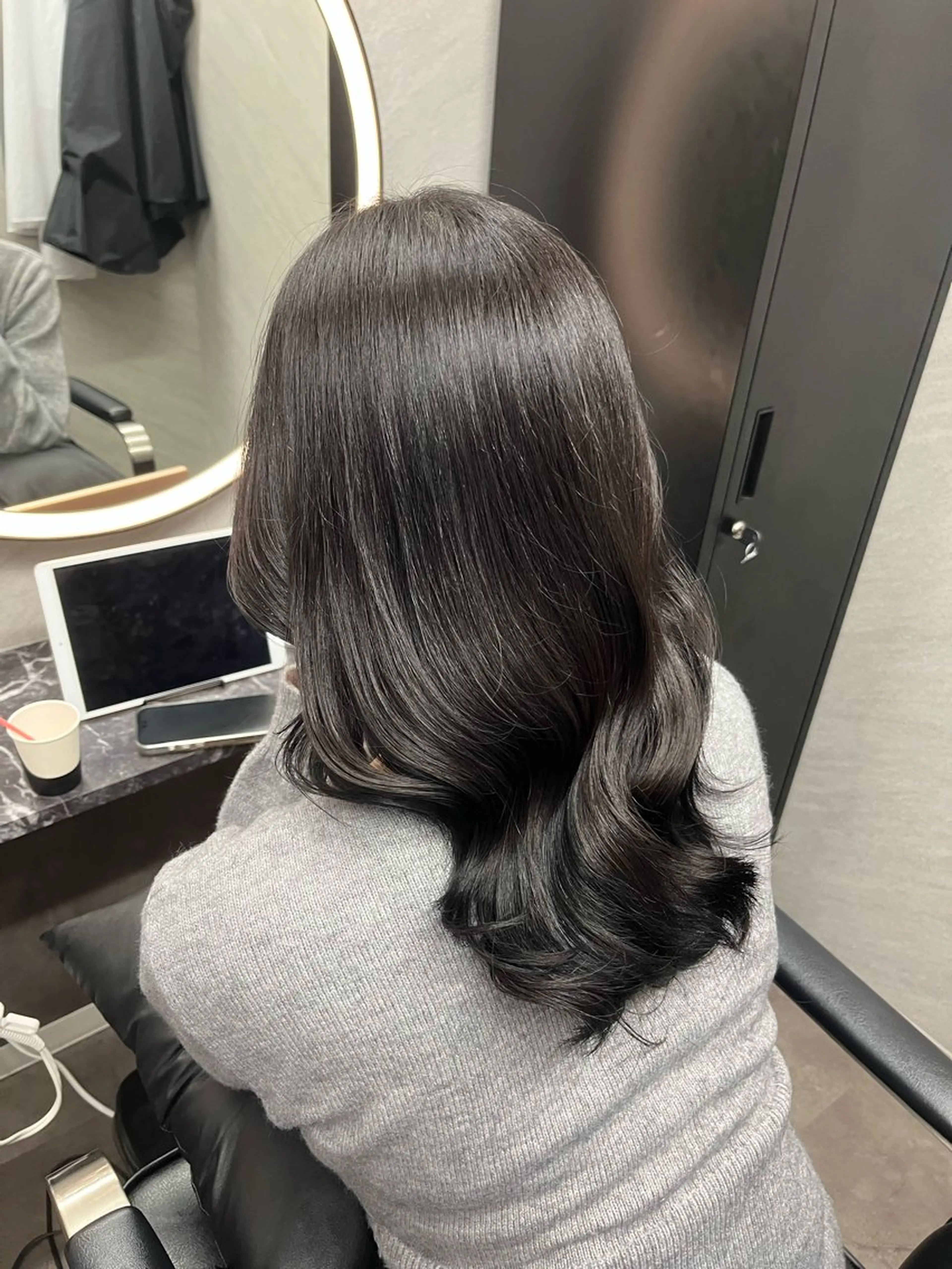 ミディアム カラー ミディアムパーマ 黒髪 透明感カラー ダークグレー 髪質改善 ヘアカラー トリートメント なんば/個室サロン タナカヒナ🌼のヘアスタイル