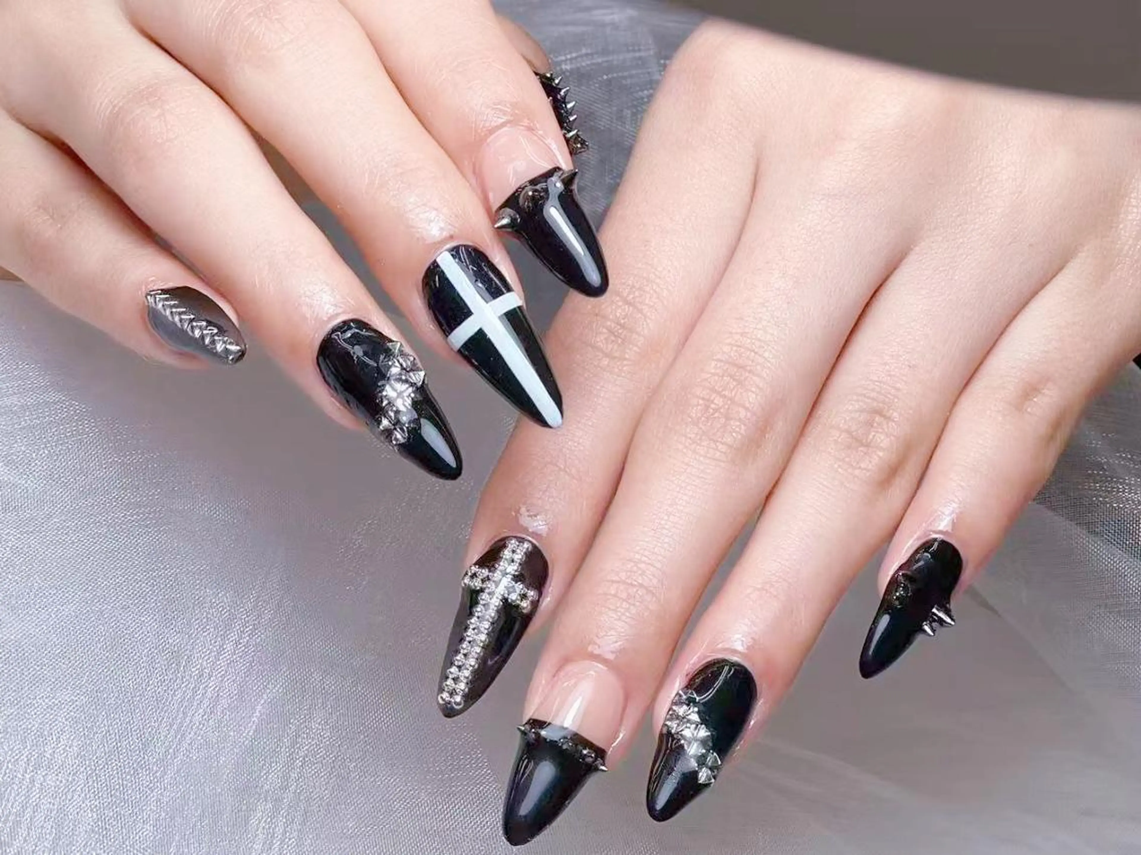 メンズ ネイル メンズ韓国風 アートネイル フレンチネイル ジェルネイル キラキラネイル ✨Bloom Ruby❣️のネイルデザイン