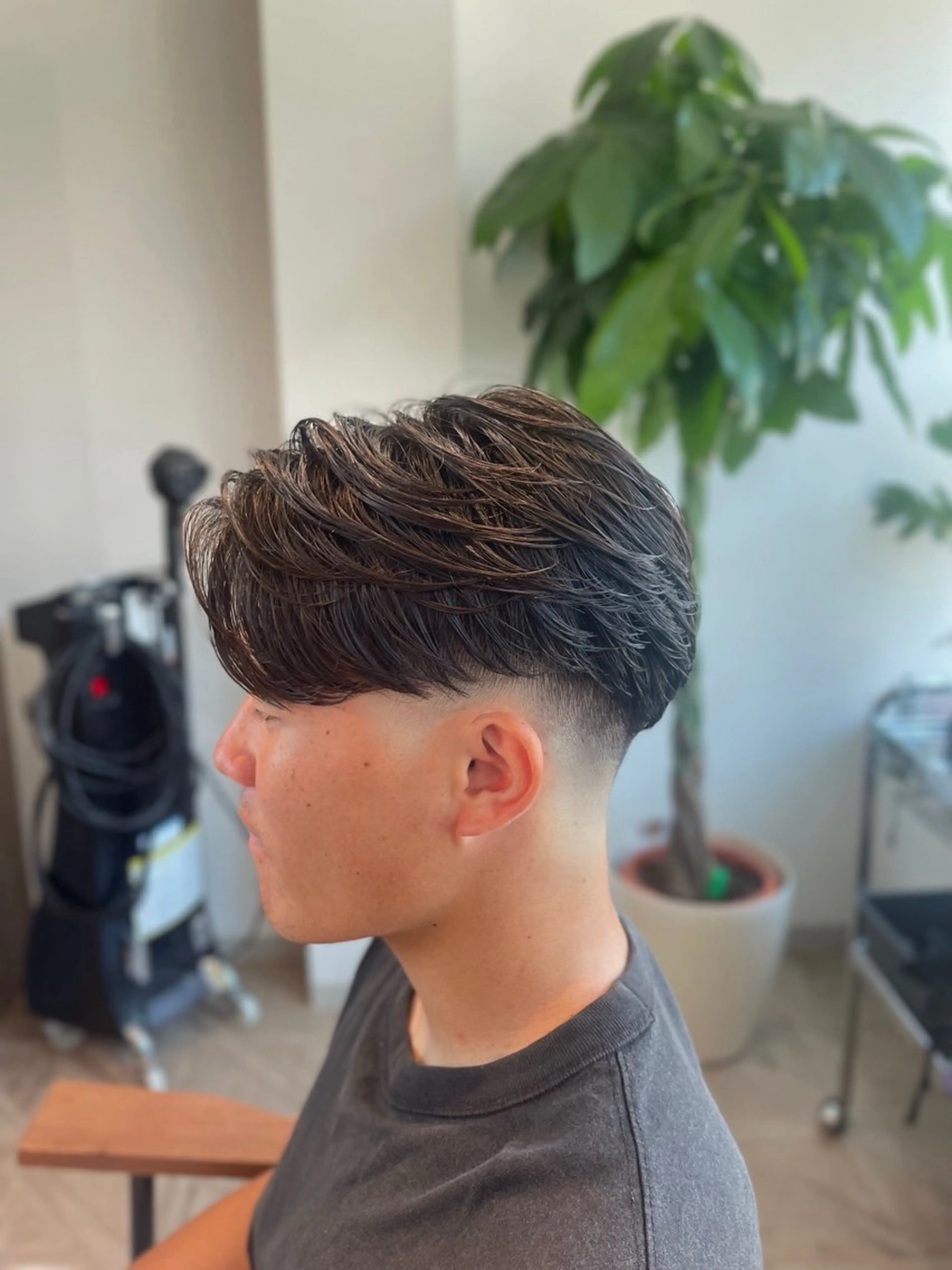 ショート パーマ メンズ センターパート フェードカット メンズパーマ スキンフェード ニュアンスパーマ HAIRLABO 篠崎空竜のヘアスタイル